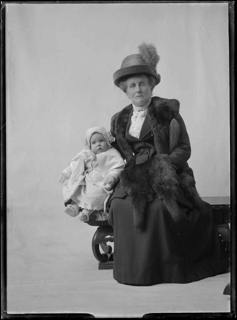 Emily and Zeita Gore