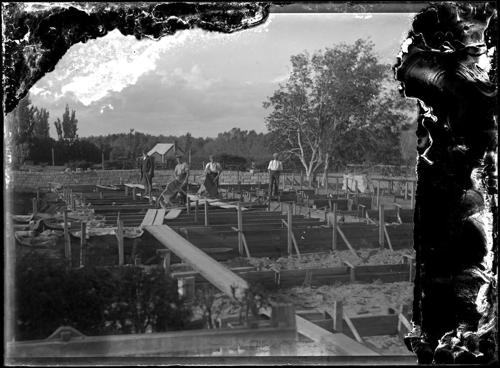 Builders on unknown site