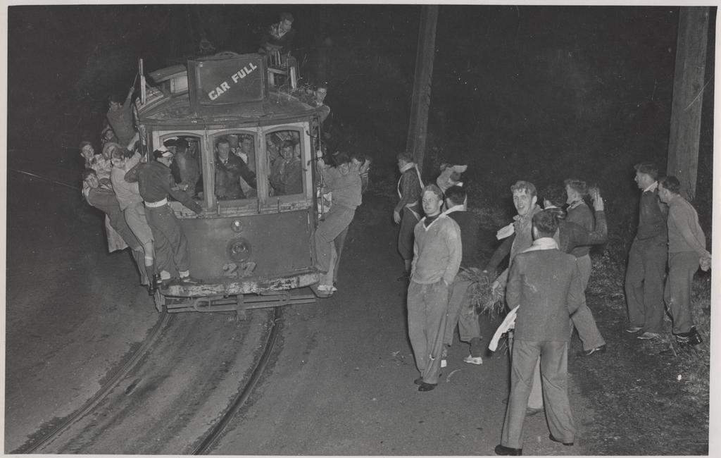 Combination no.27 grinding slowly downhill on final run