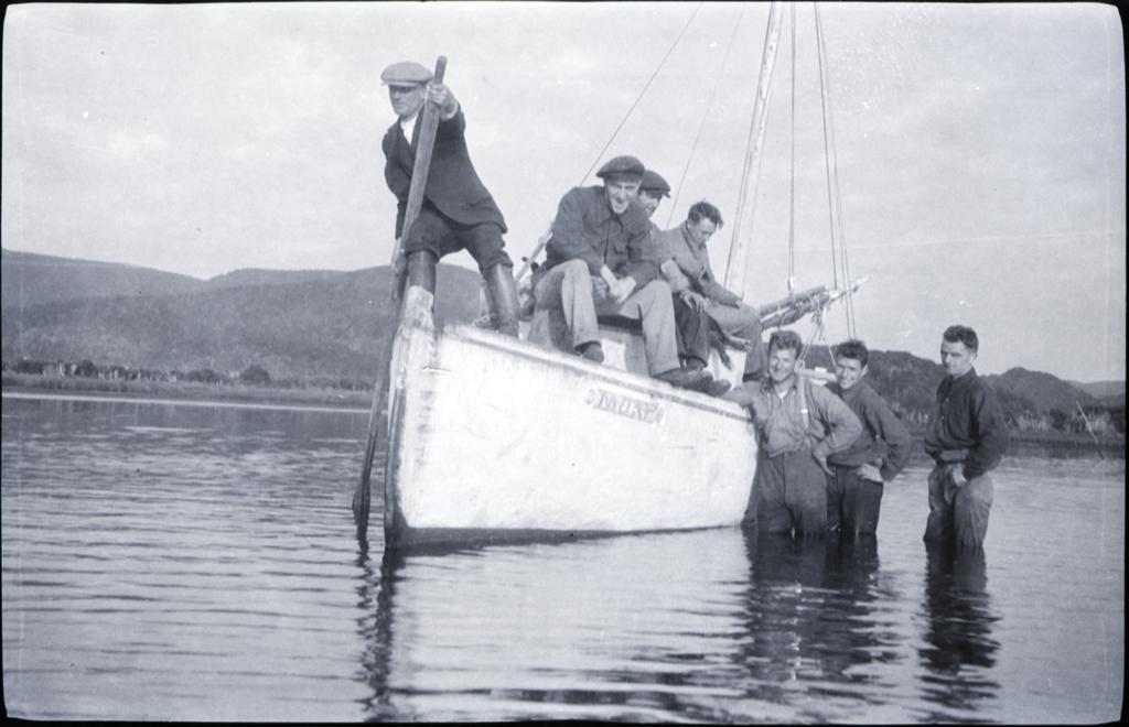 Group of men with a yacht, Deep Stream