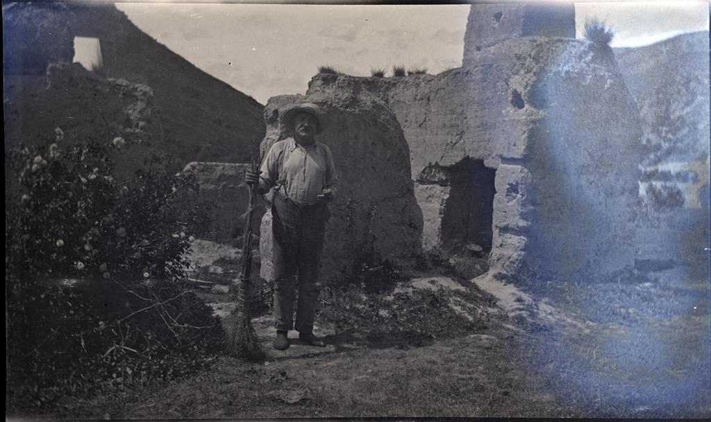 Man with a broom, Beaumont