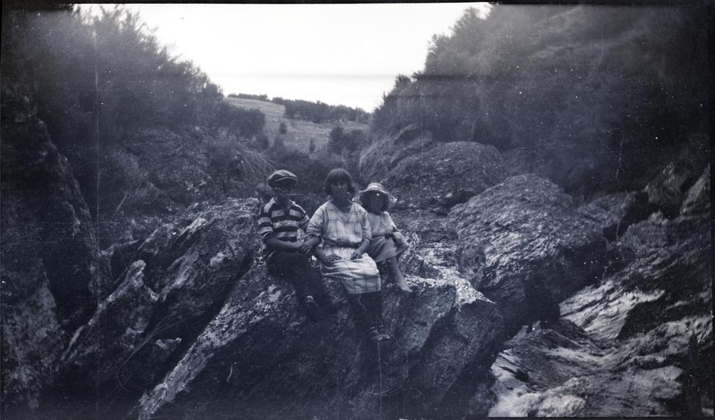 Family on a rock, Beaumont