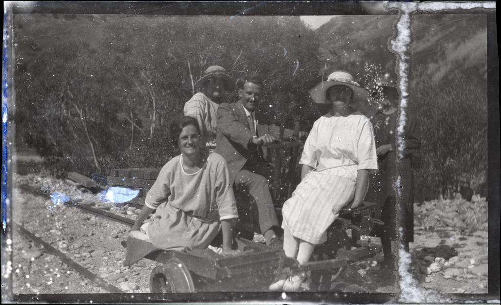 Ladies on a jigger, Beaumont