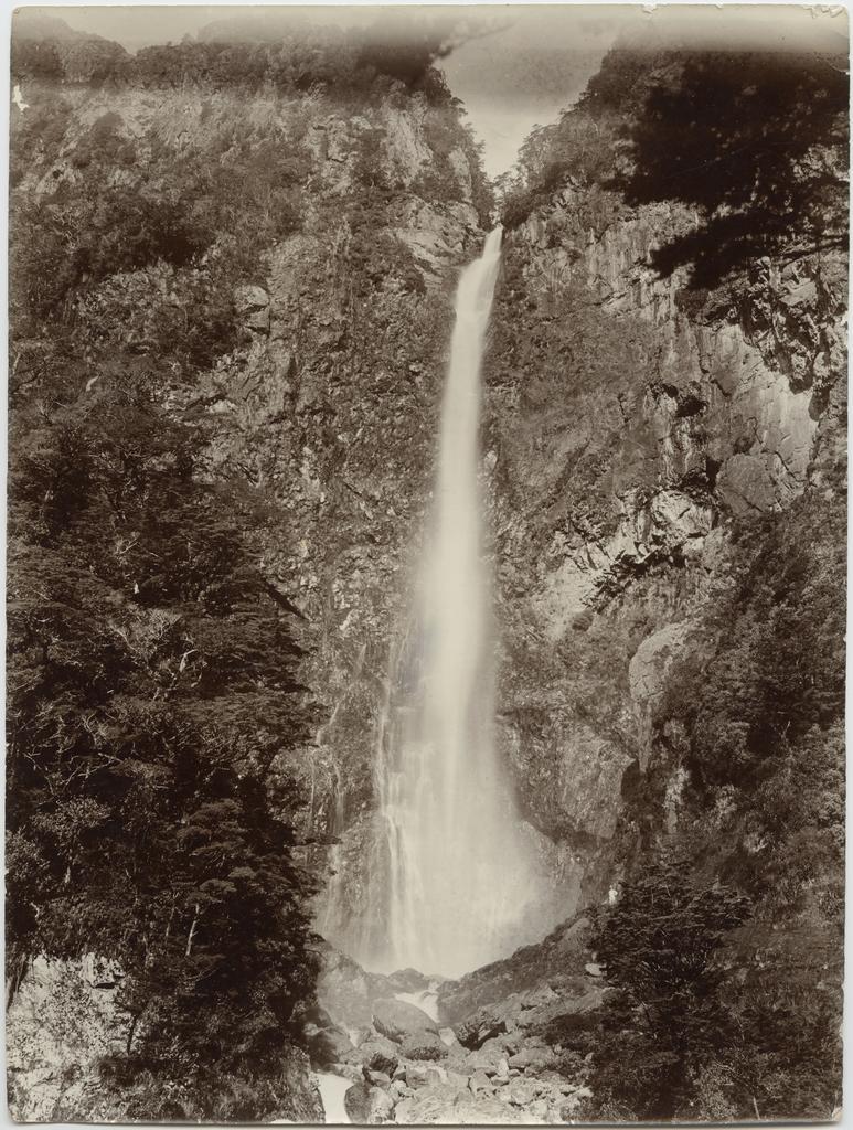 Devil's Punchbowl Waterfall close-up