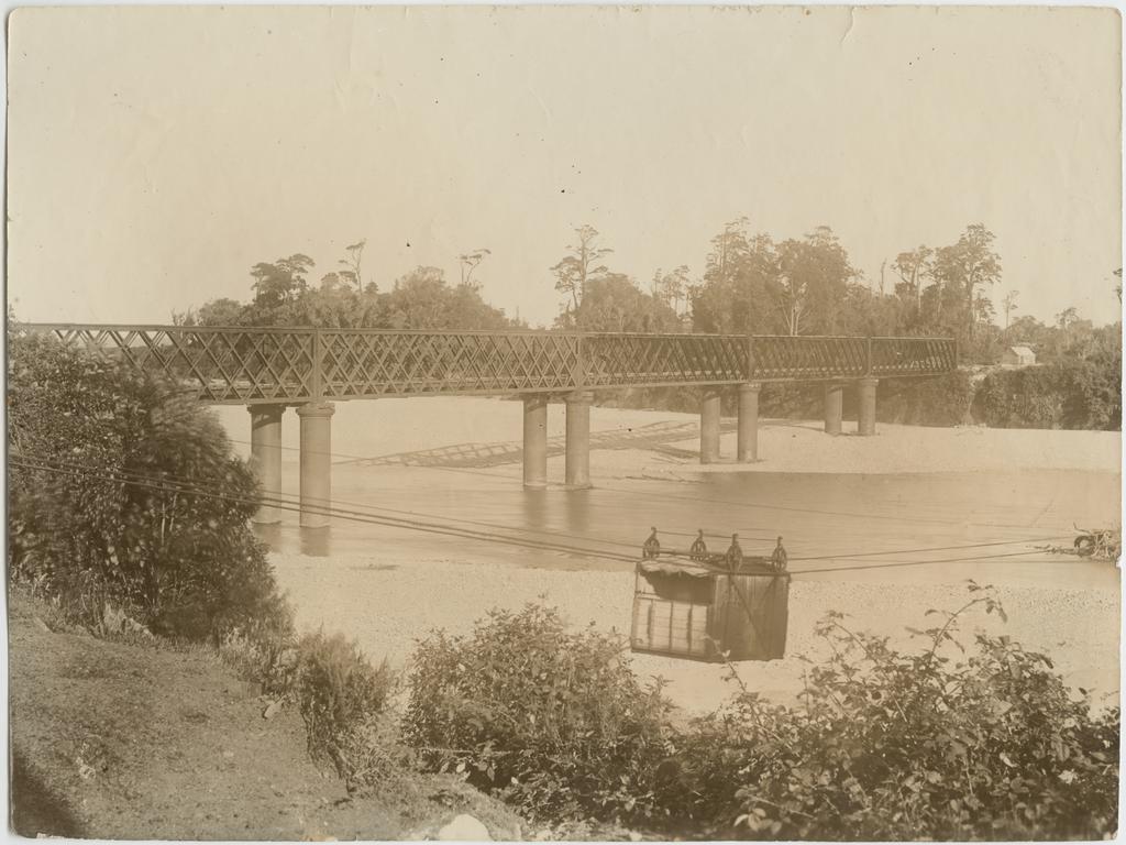 Teremakau River bridge and wire tram