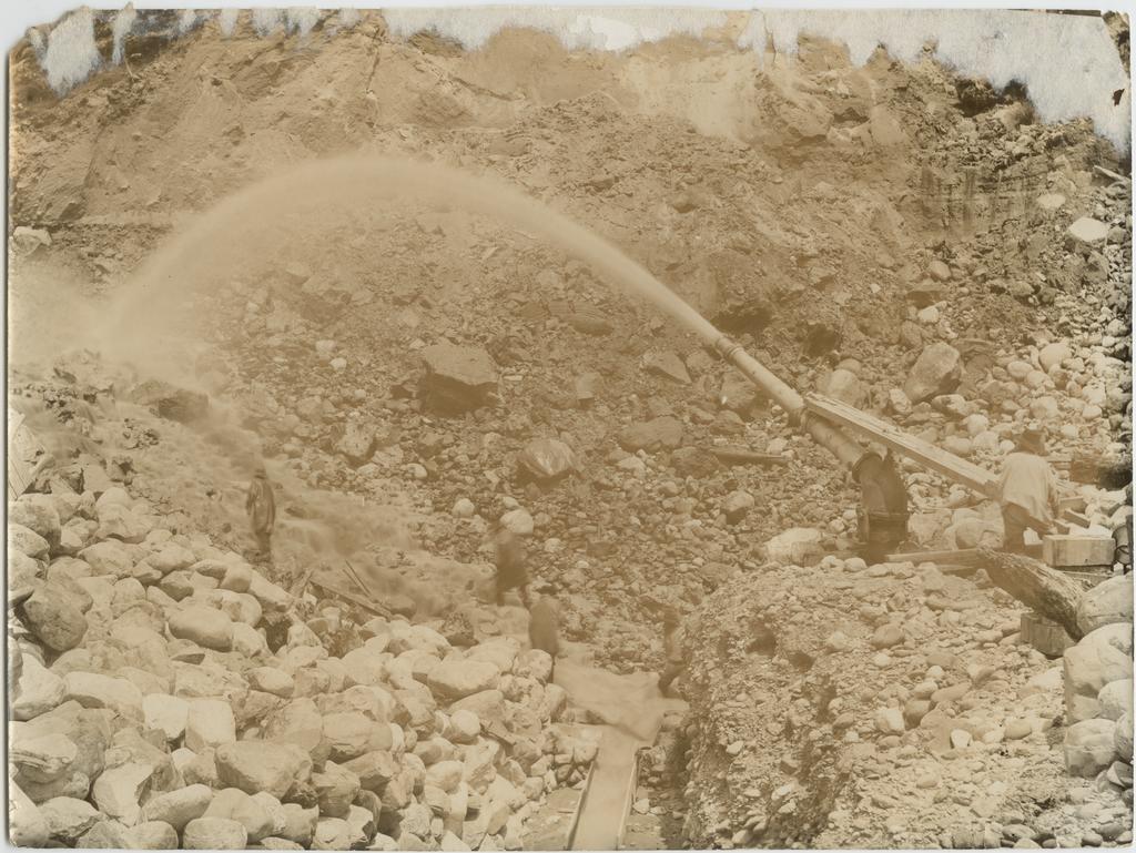 Sluicing gun in action