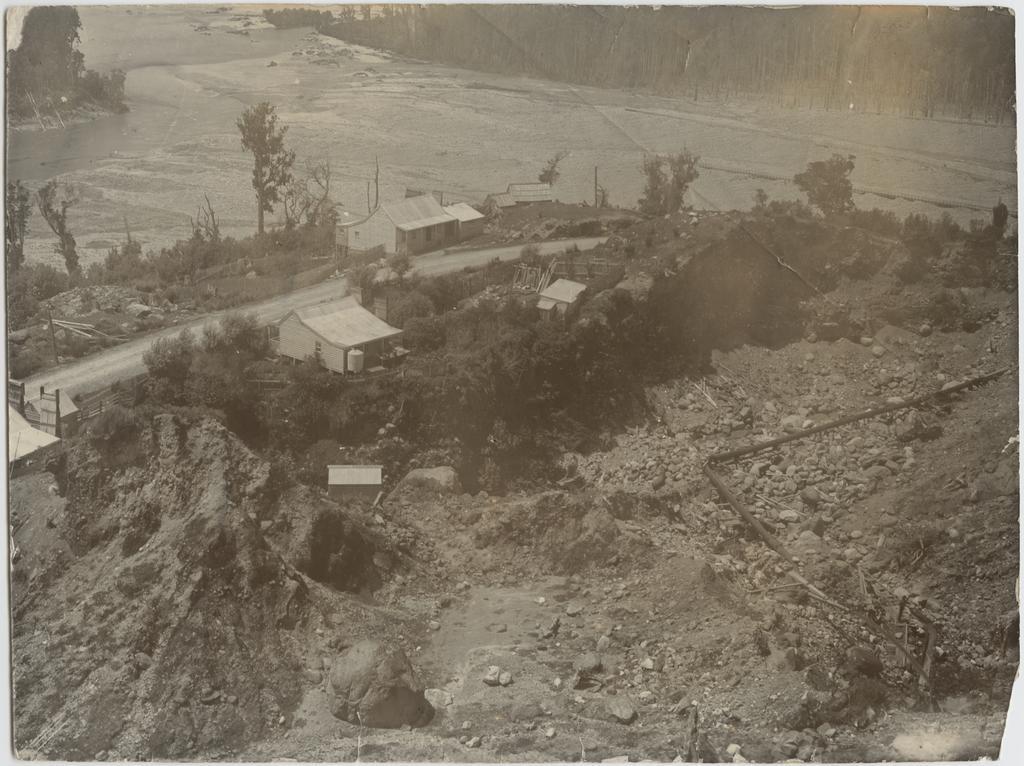 Sluicing pipes and settlement