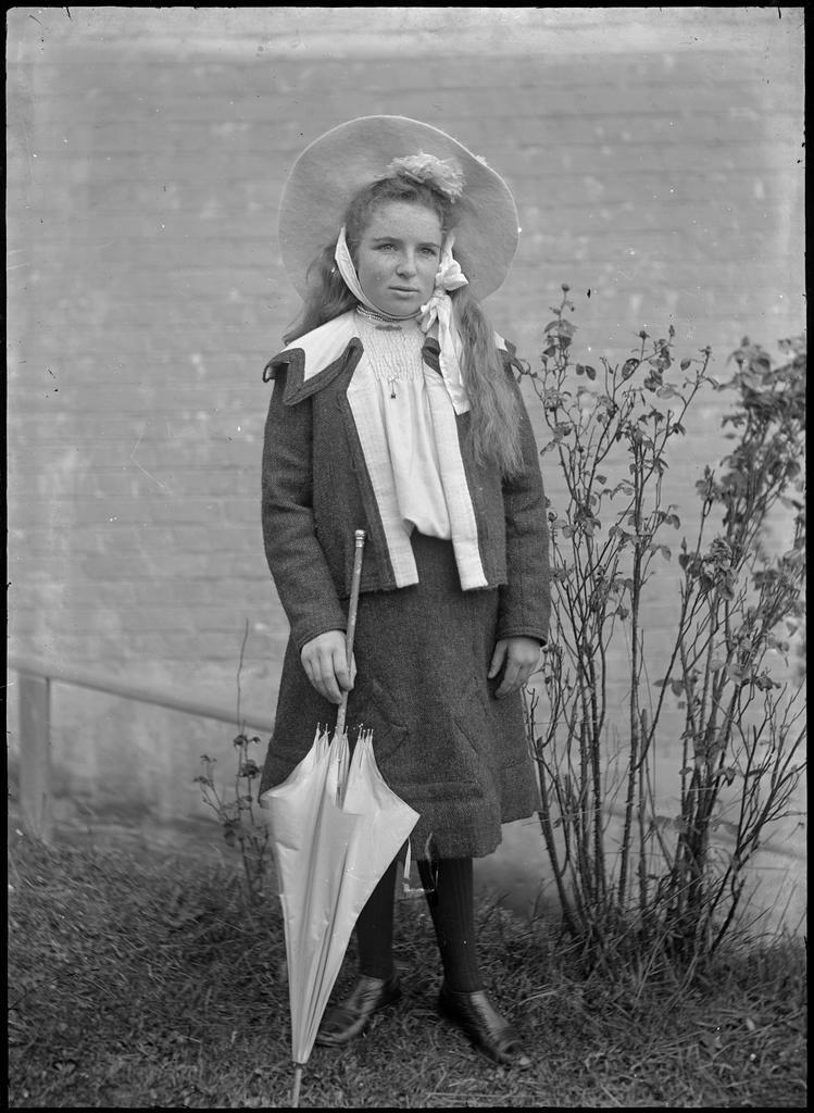 Girl with a parasol and no gloves