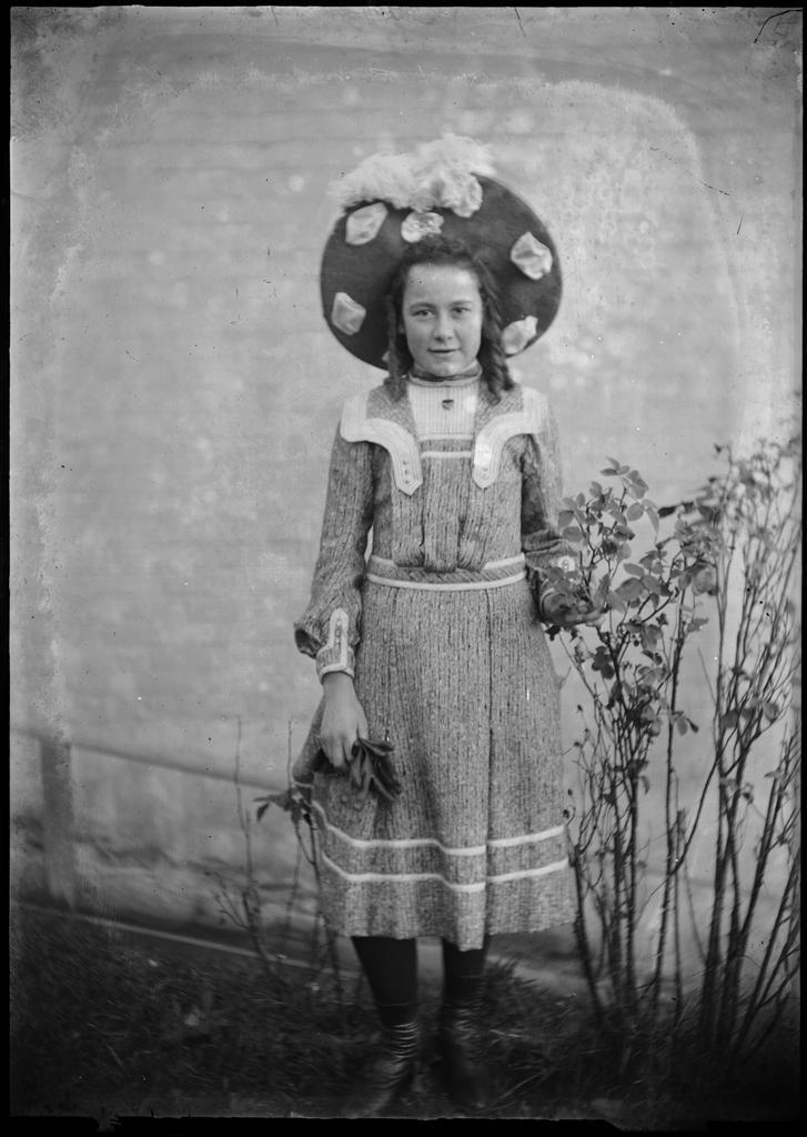 Teenage girl with hat and gloves