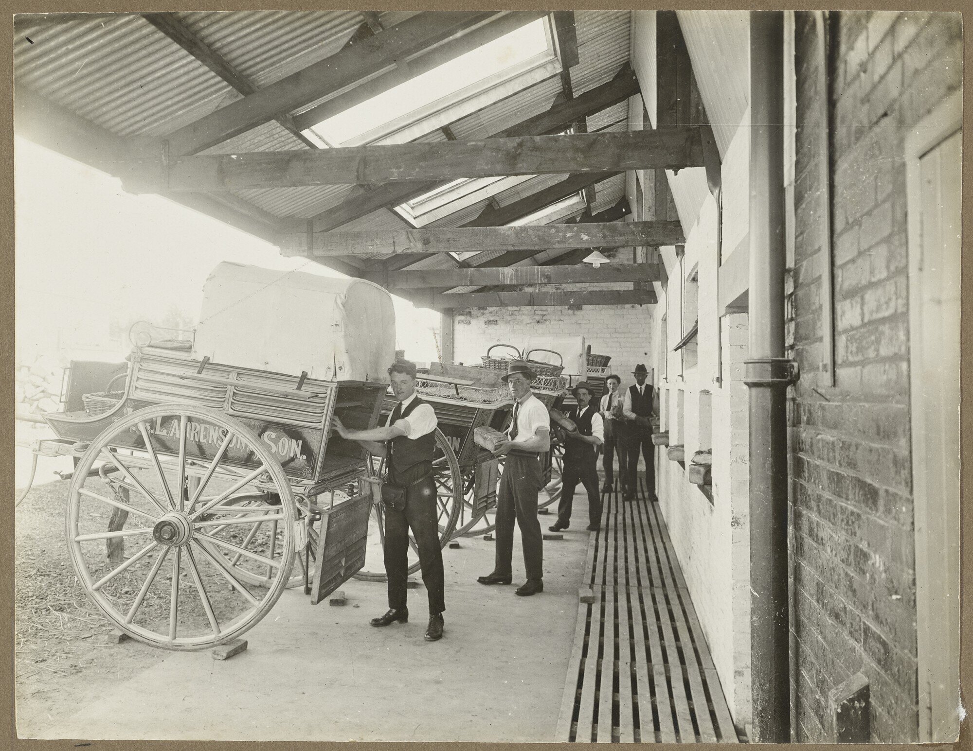 Loading horse vans at Laurenson's Bakery, Roslyn