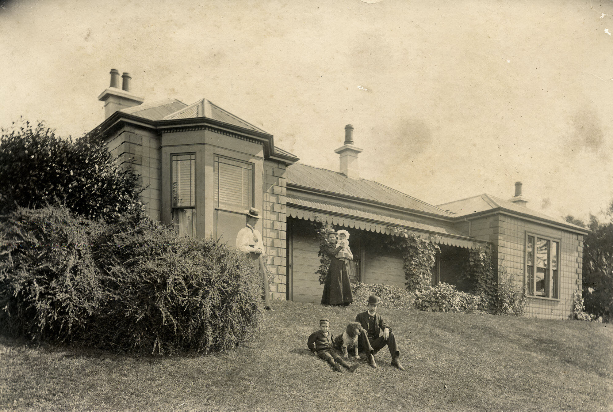 Family group in front of Sheen House, Roslyn, Dunedin