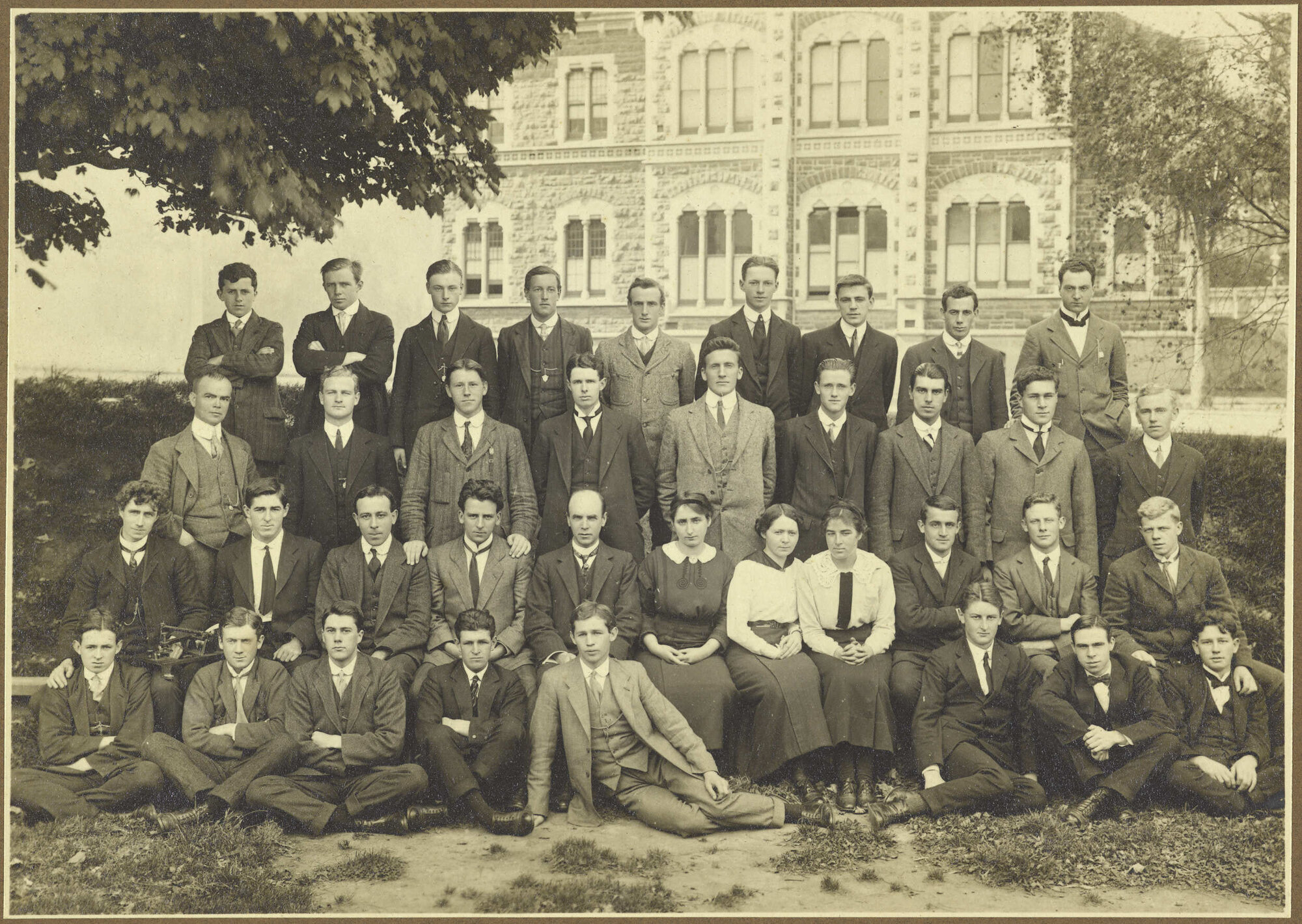 Medical students with Professor Malcolm