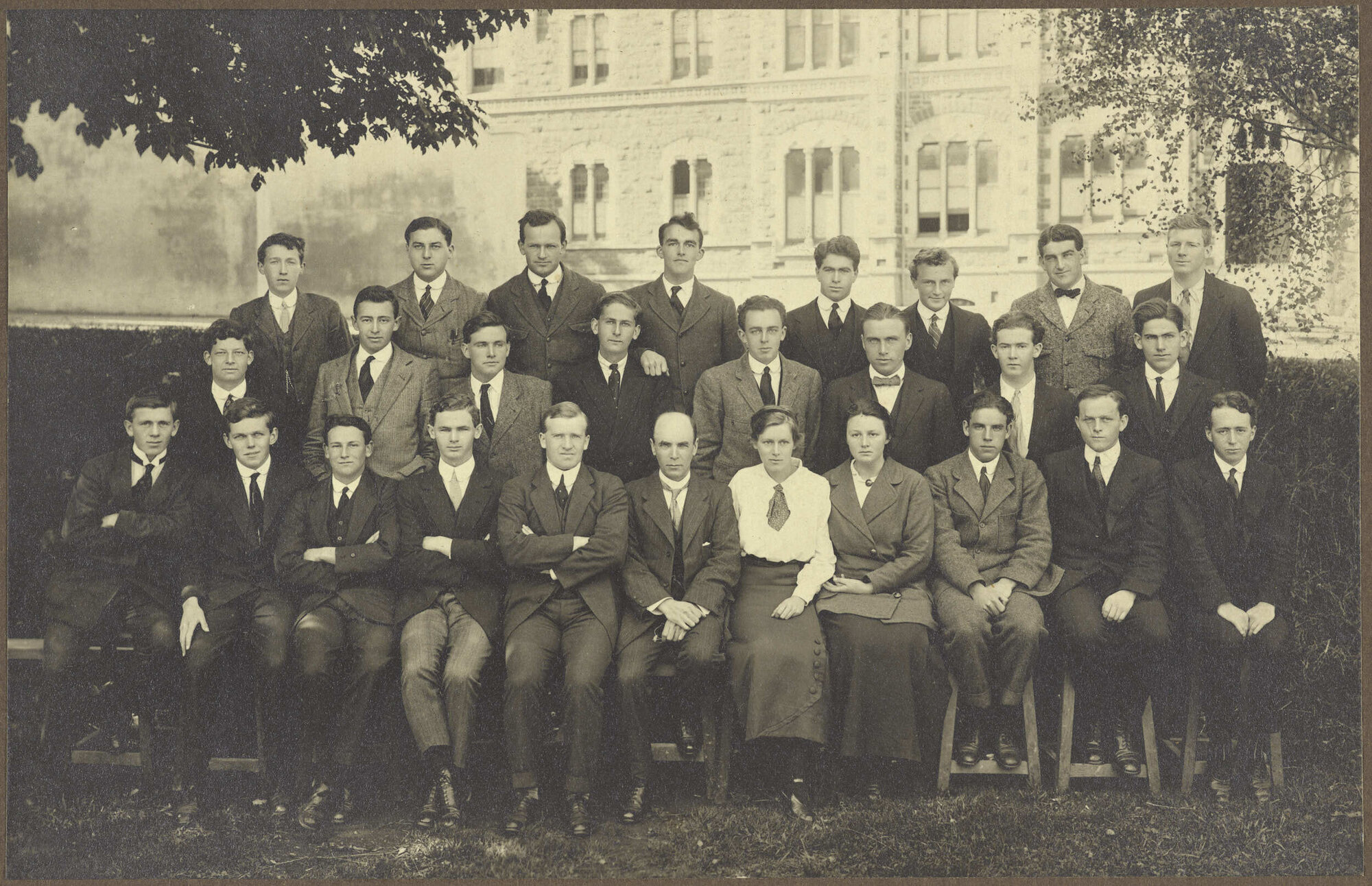 Medical students with Professor Malcolm