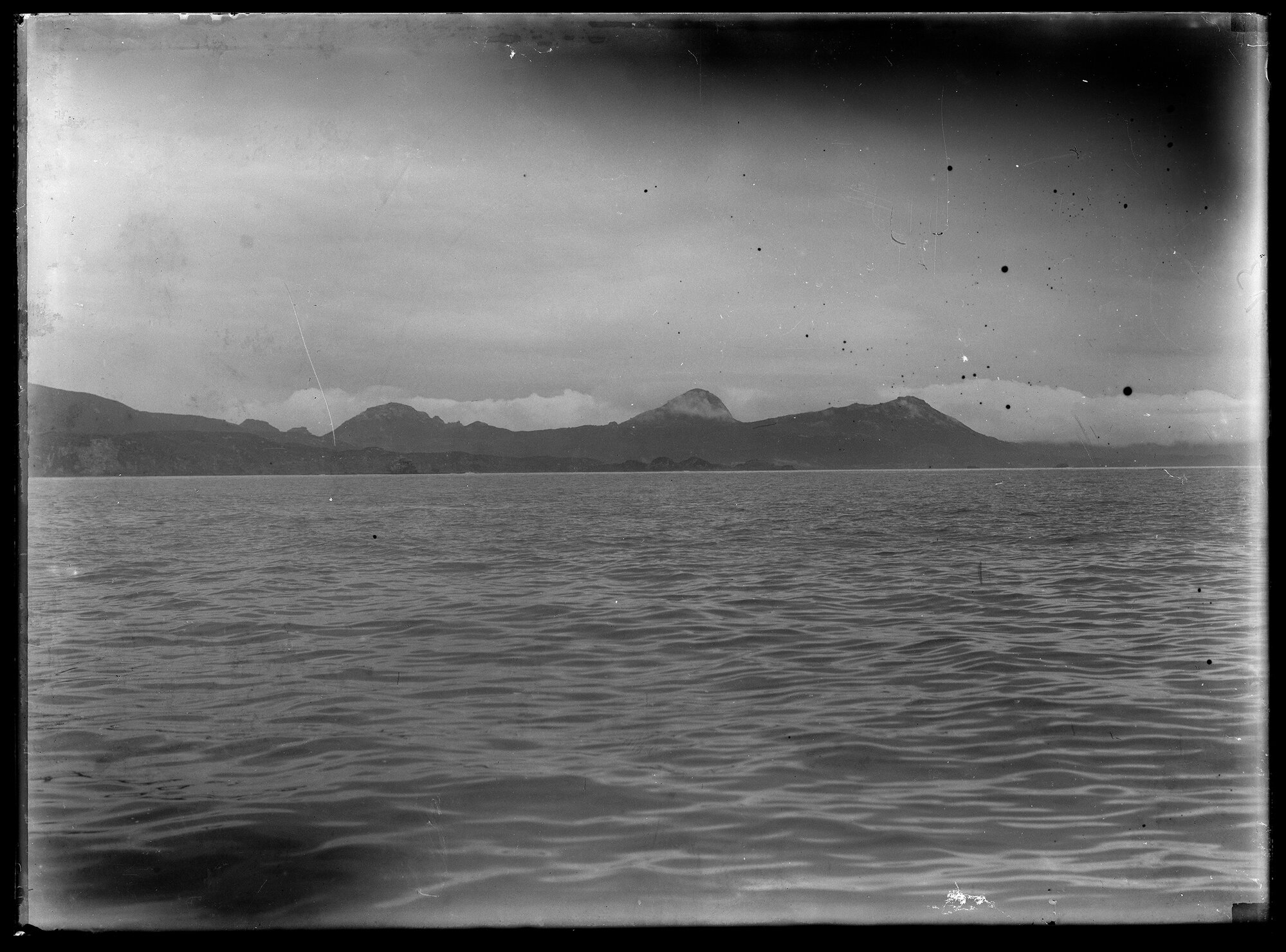 Kākā-kura and Tū-pōuri from the sea