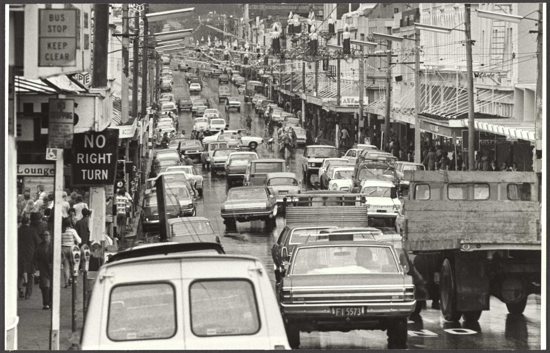 Heavy traffic around Christmas in George Street