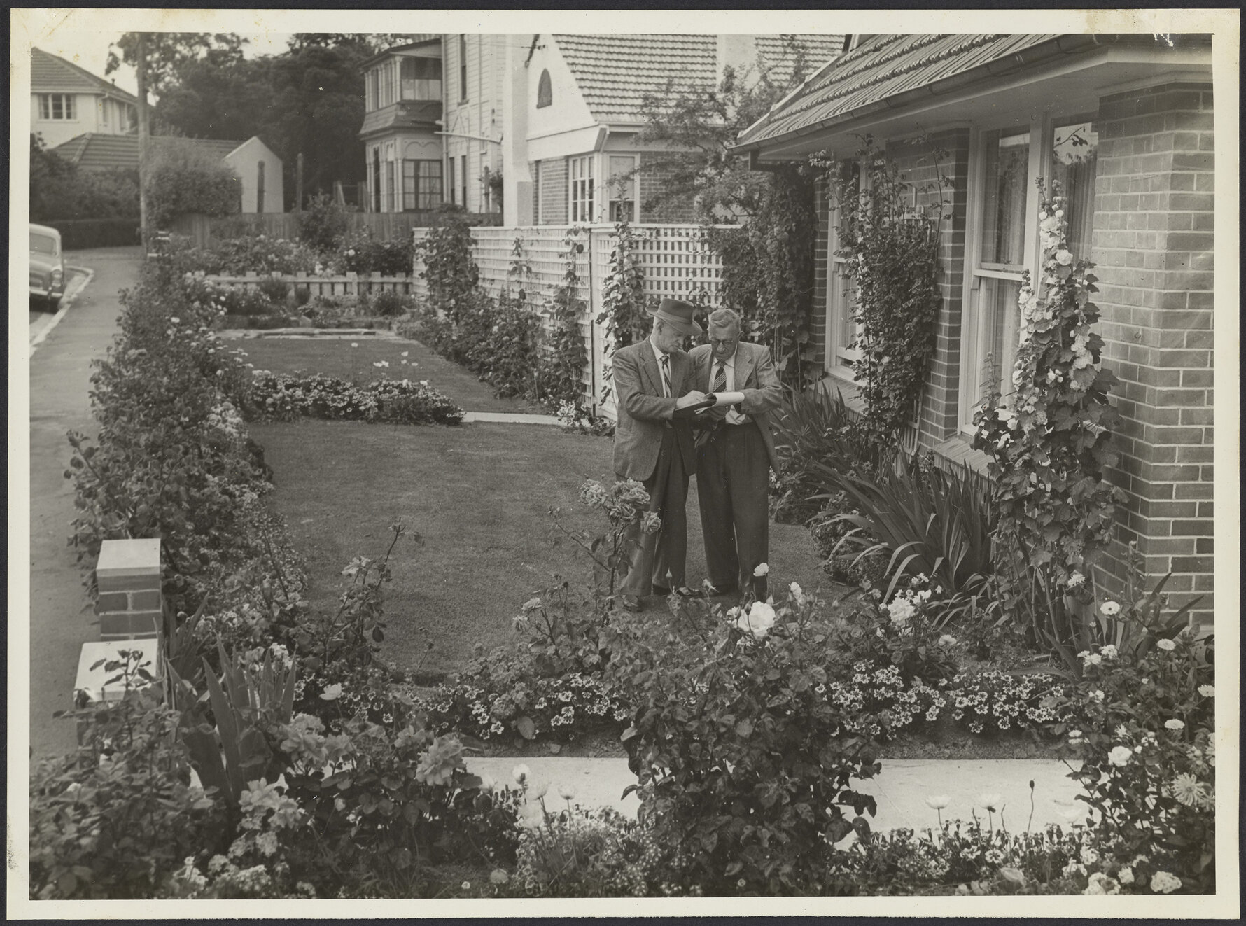 Dunedin Horticultural Society competition judges in the garden of Terry Smith, 53 Garfield Avenue, Roslyn
