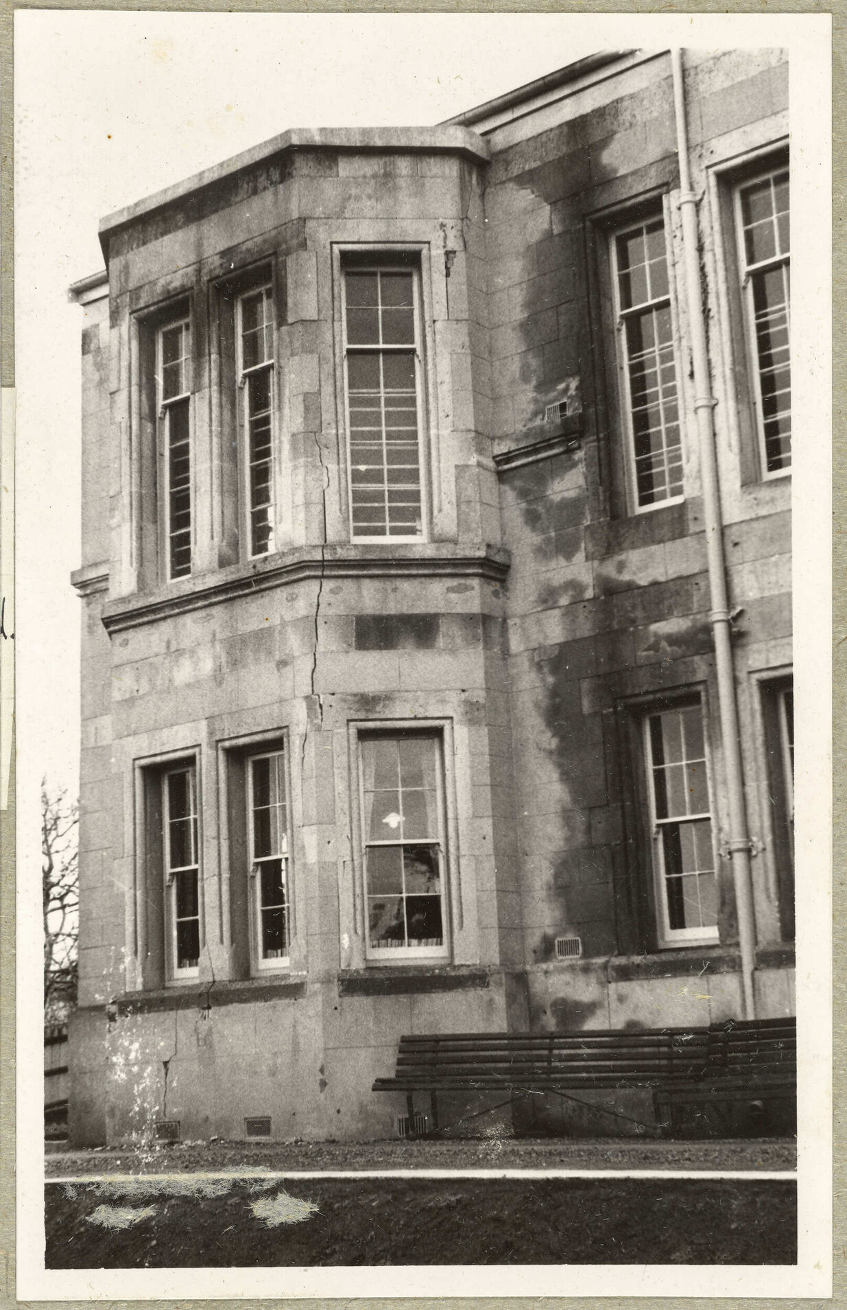 Seacliff Hospital, Views of Crack at Bay Window, South end of Main Building