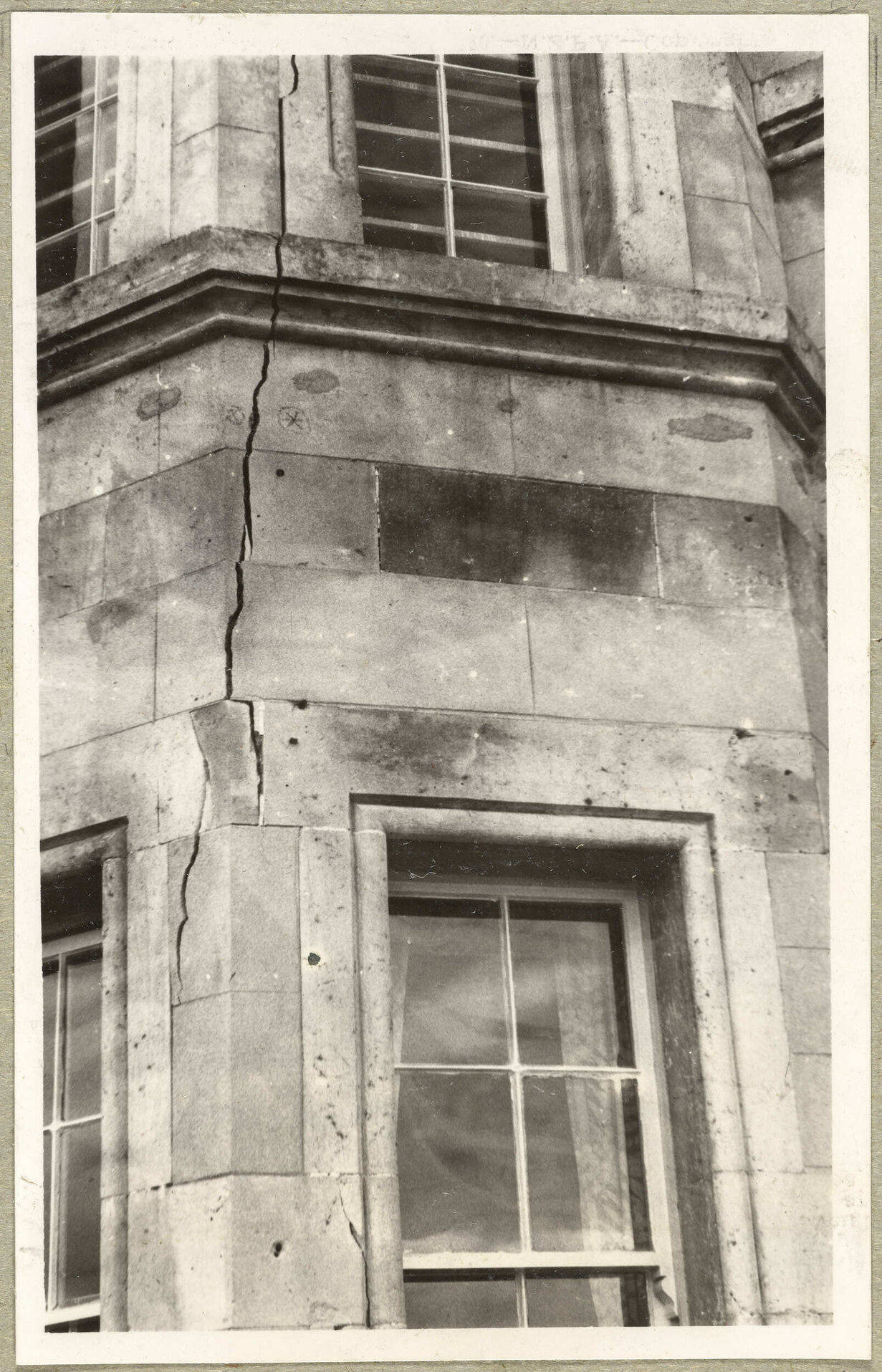 Seacliff Hospital, Views of Crack at Bay Window, South end of Main Building
