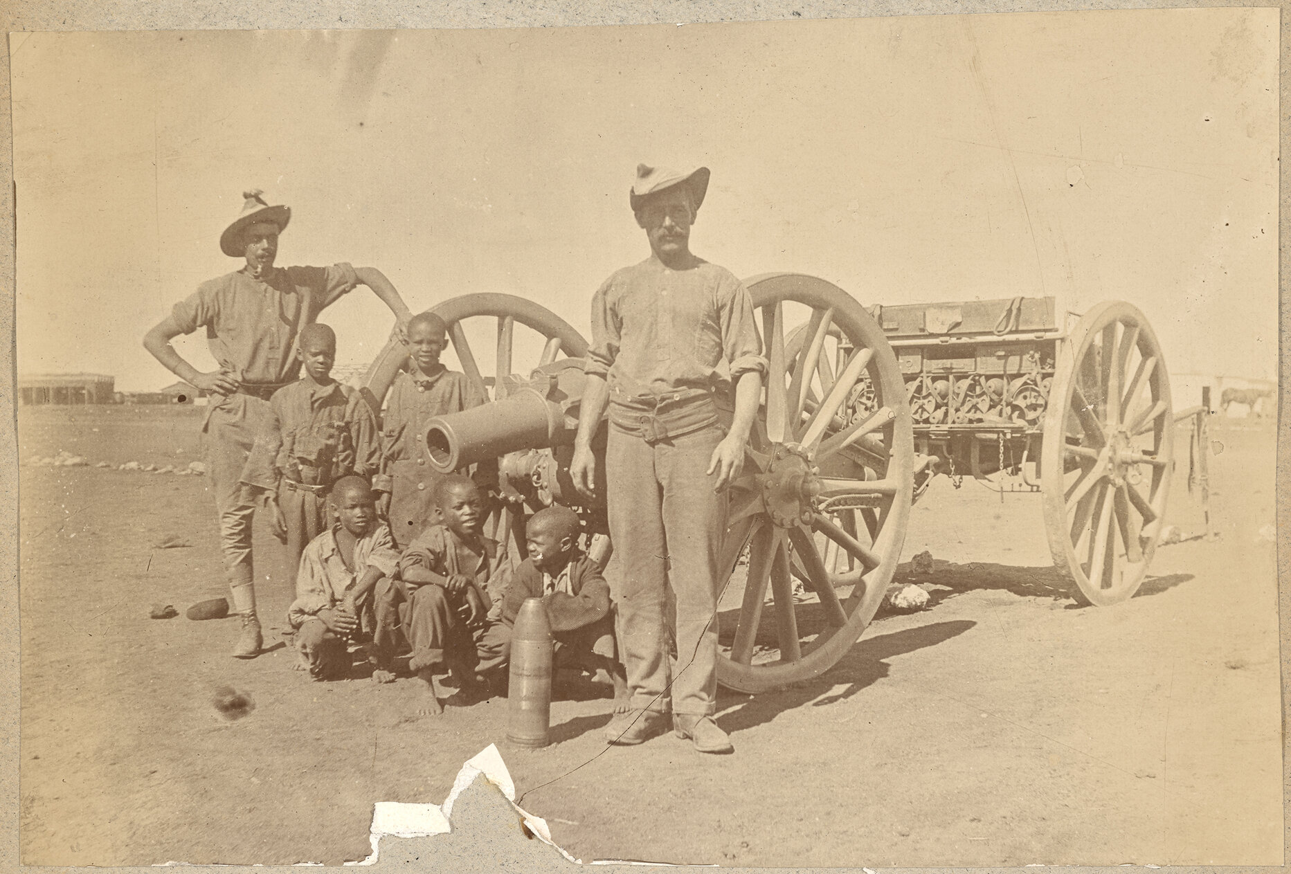 One of the 5 in. howitzers 50pr, that threw [Lyddile?] at Paardeberg