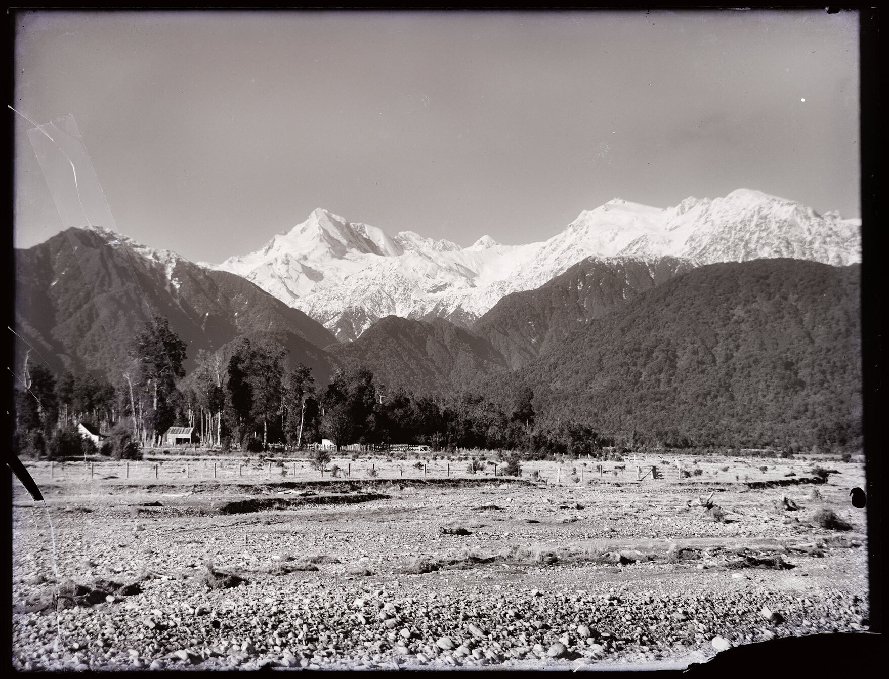 Snowy peaks above Franz Josef Glacier / Kā Roimata o Hine Hukatere 
