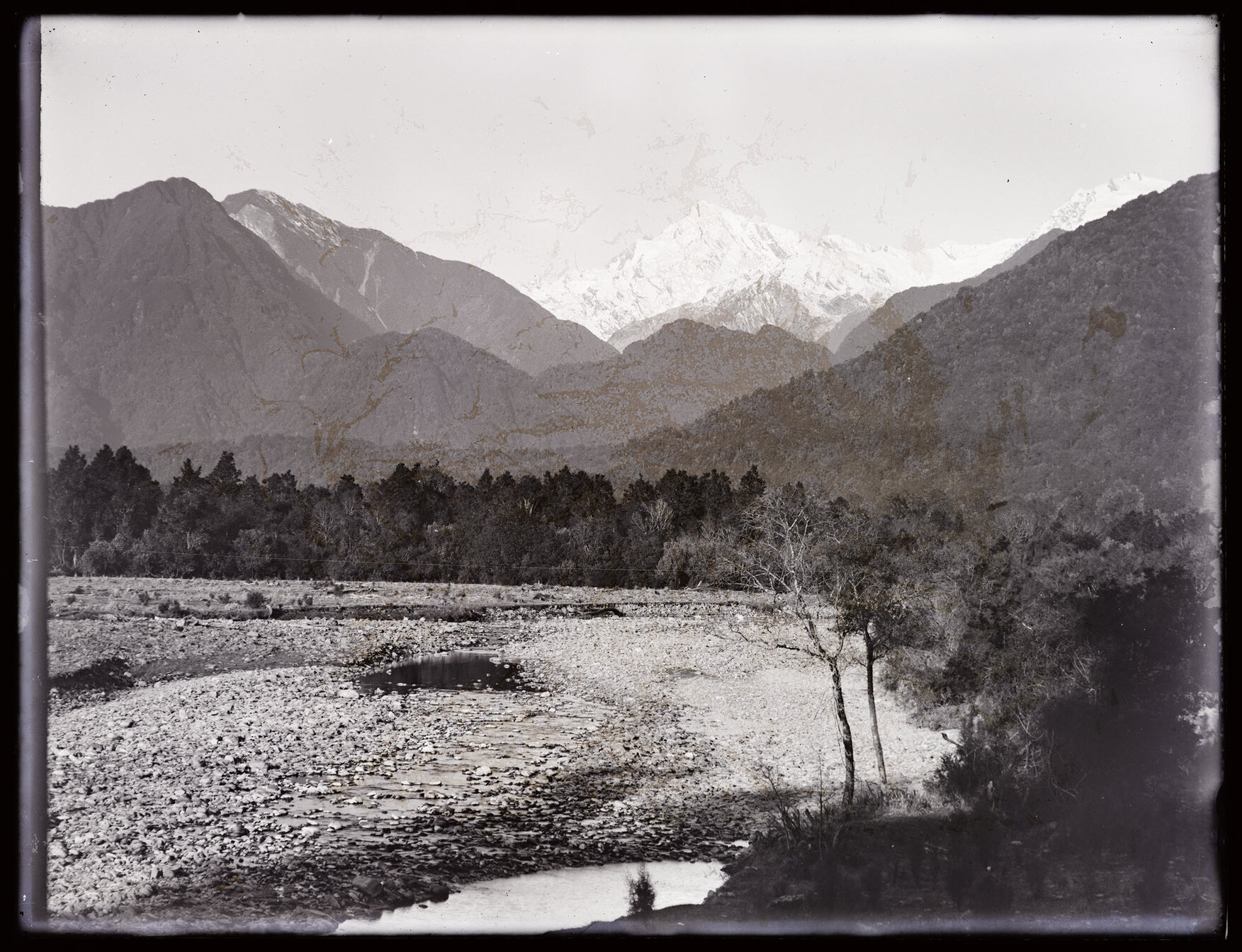 Snowy peak above the Franz Josef Glacier / Kā Roimata o Hine Hukatere 