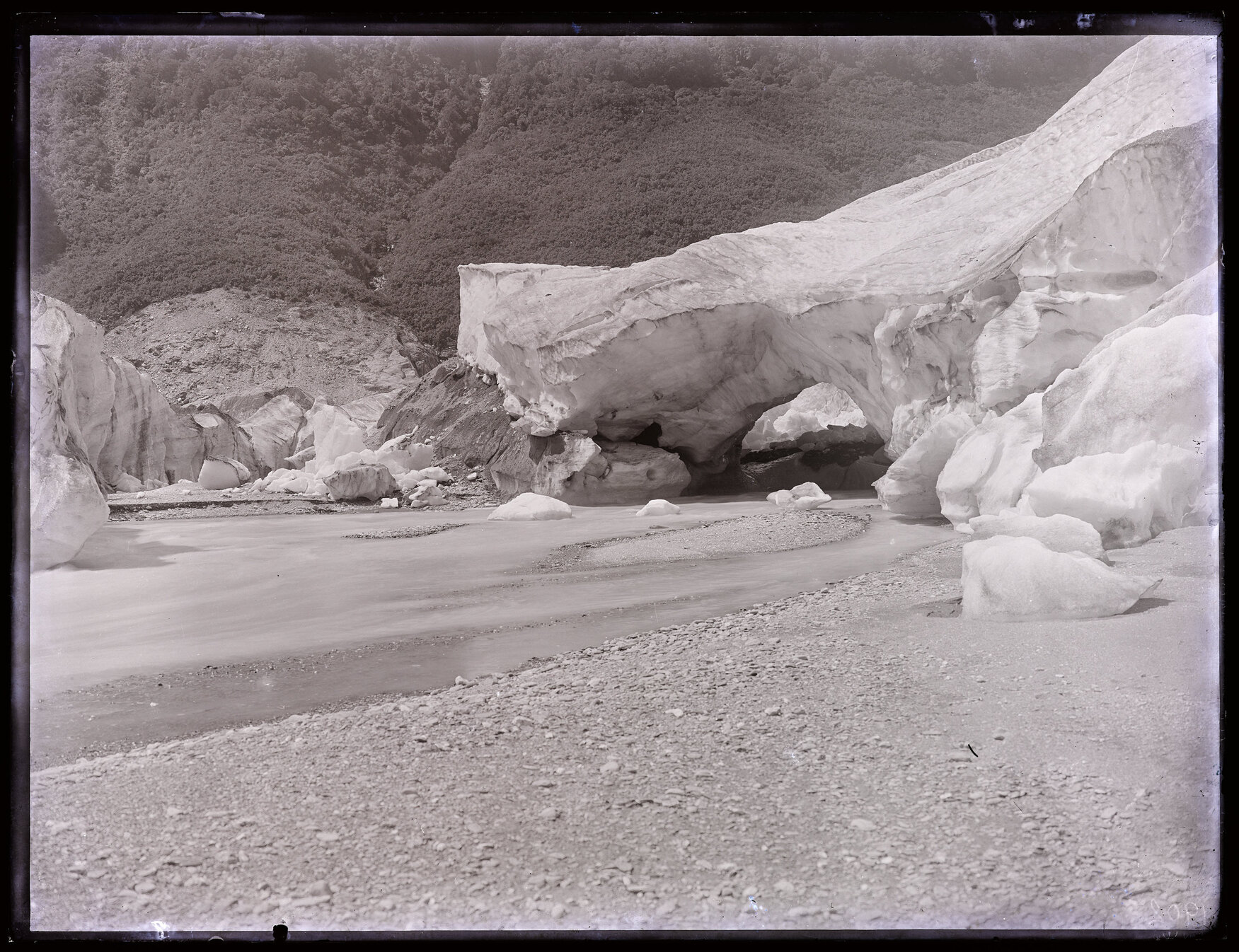 Arch in glacial ice