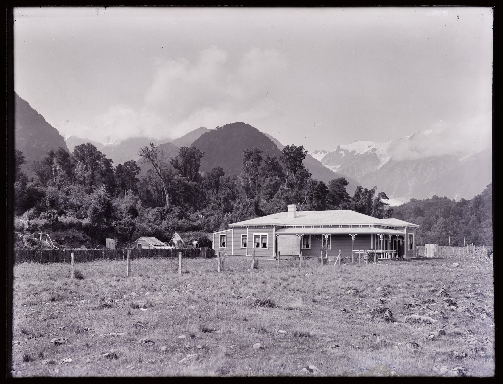 Farmhouse with Franz Josef Glacier / Kā Roimata o Hine Hukatere behind