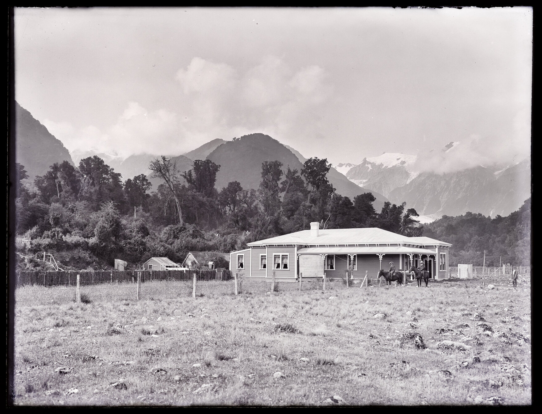 Farmhouse with Franz Josef Glacier / Kā Roimata o Hine Hukatere behind