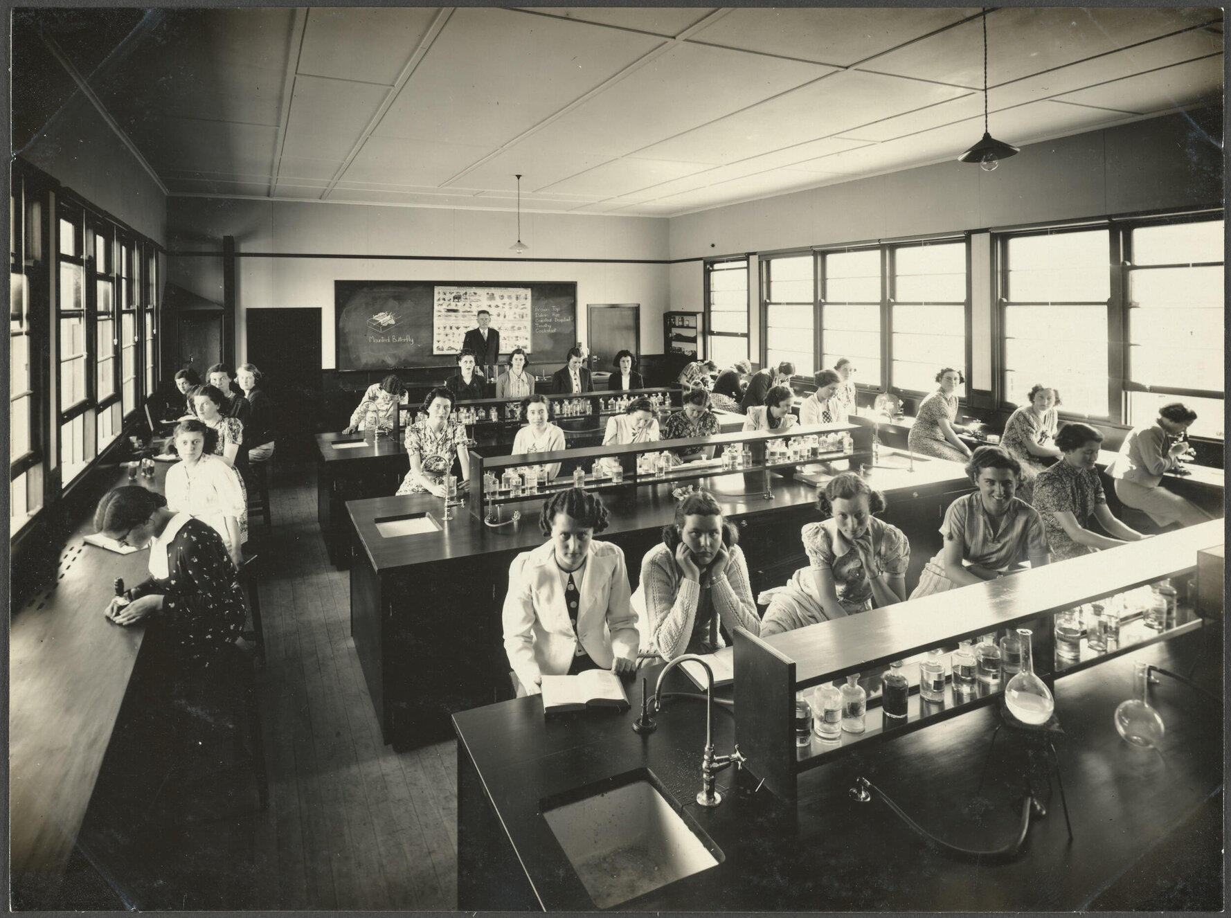 Students and instructor in laboratory at Dunedin Training College