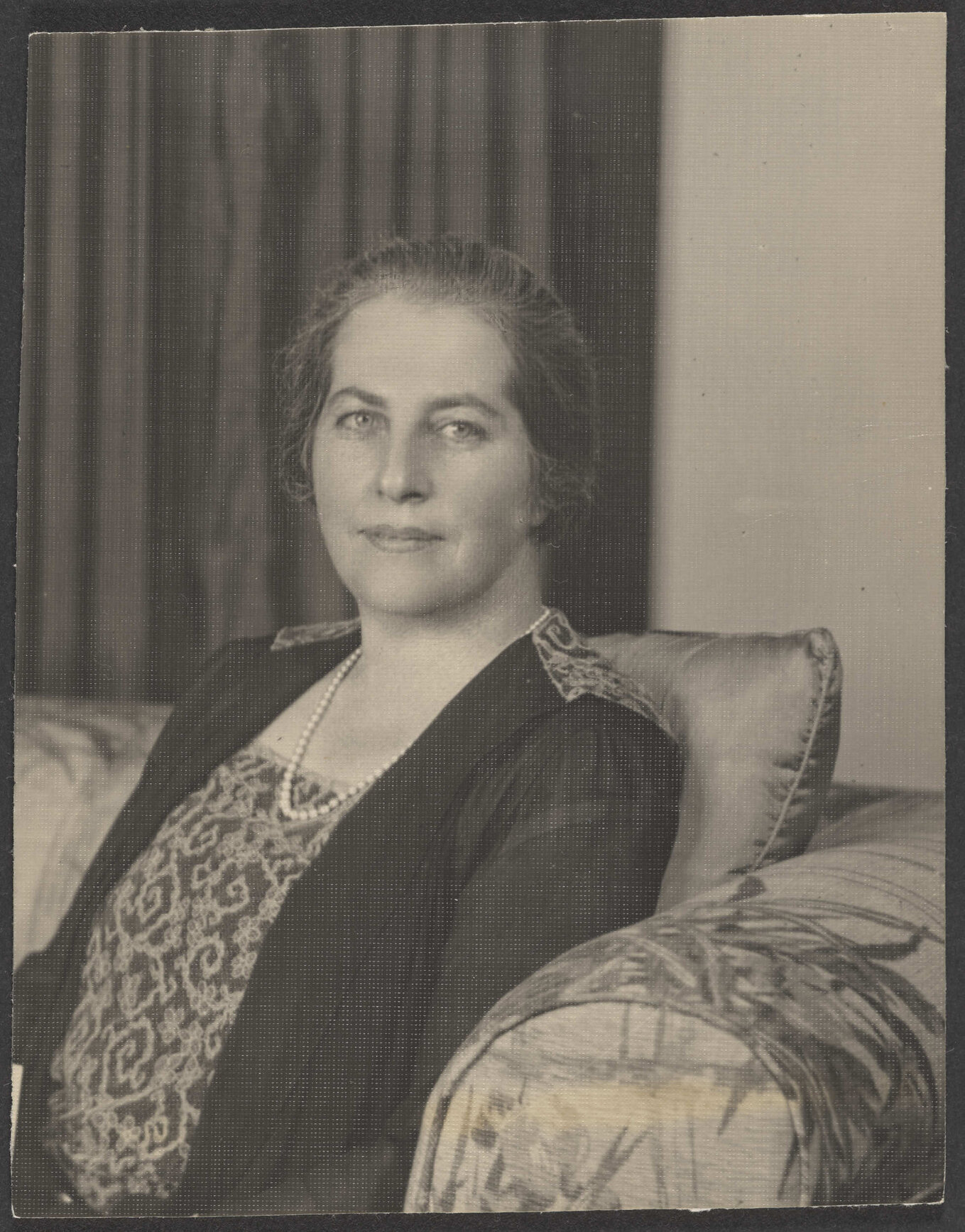 'Muttie 1931 Essie Phillips - Mother [aunt] of Orwell m[arried] Fred Michaelis'