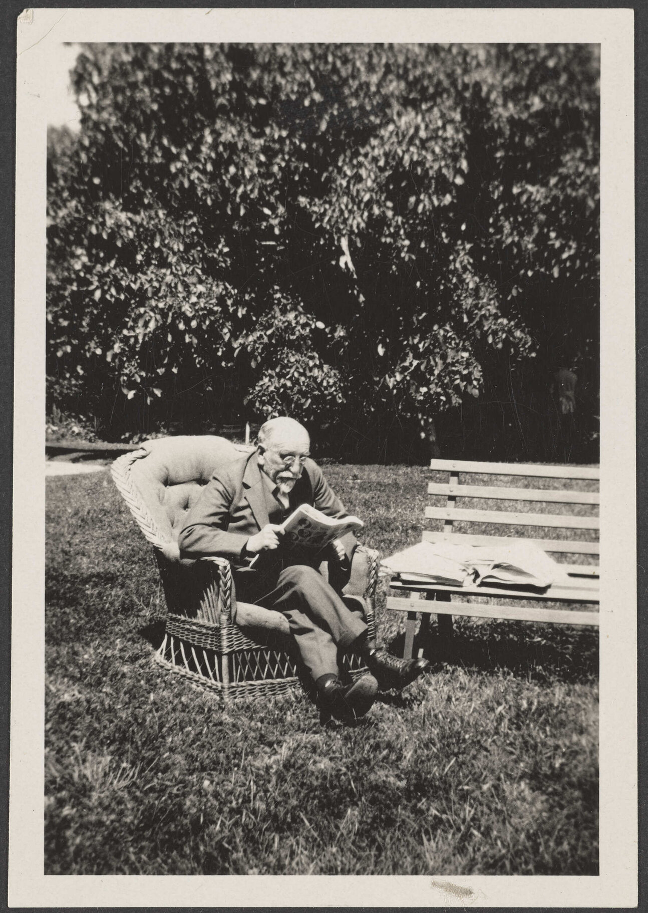 [Willi Fels] reading outside