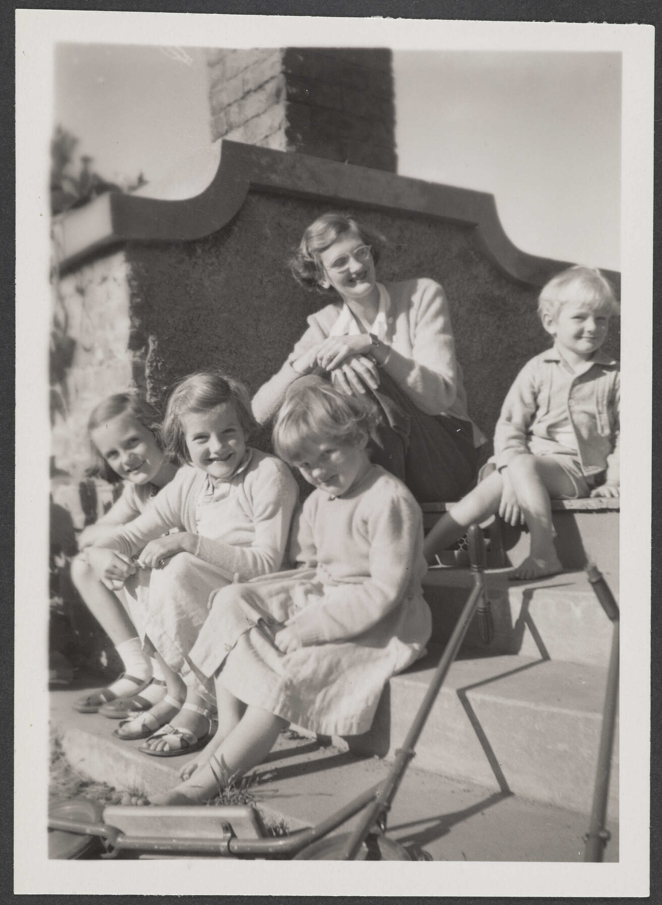 Elizabeth Thompson and her four children