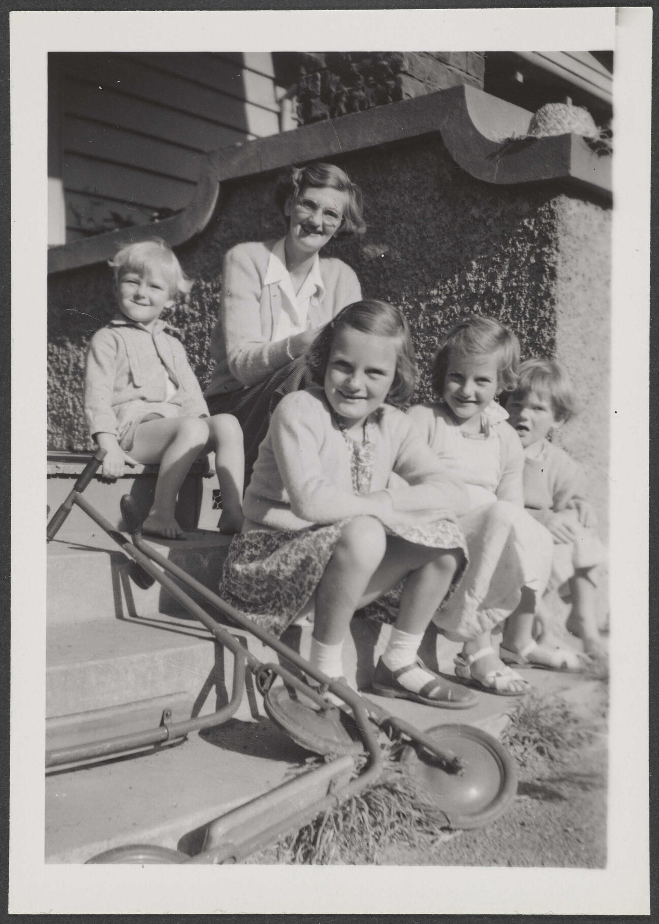 Elizabeth Thompson and her four children