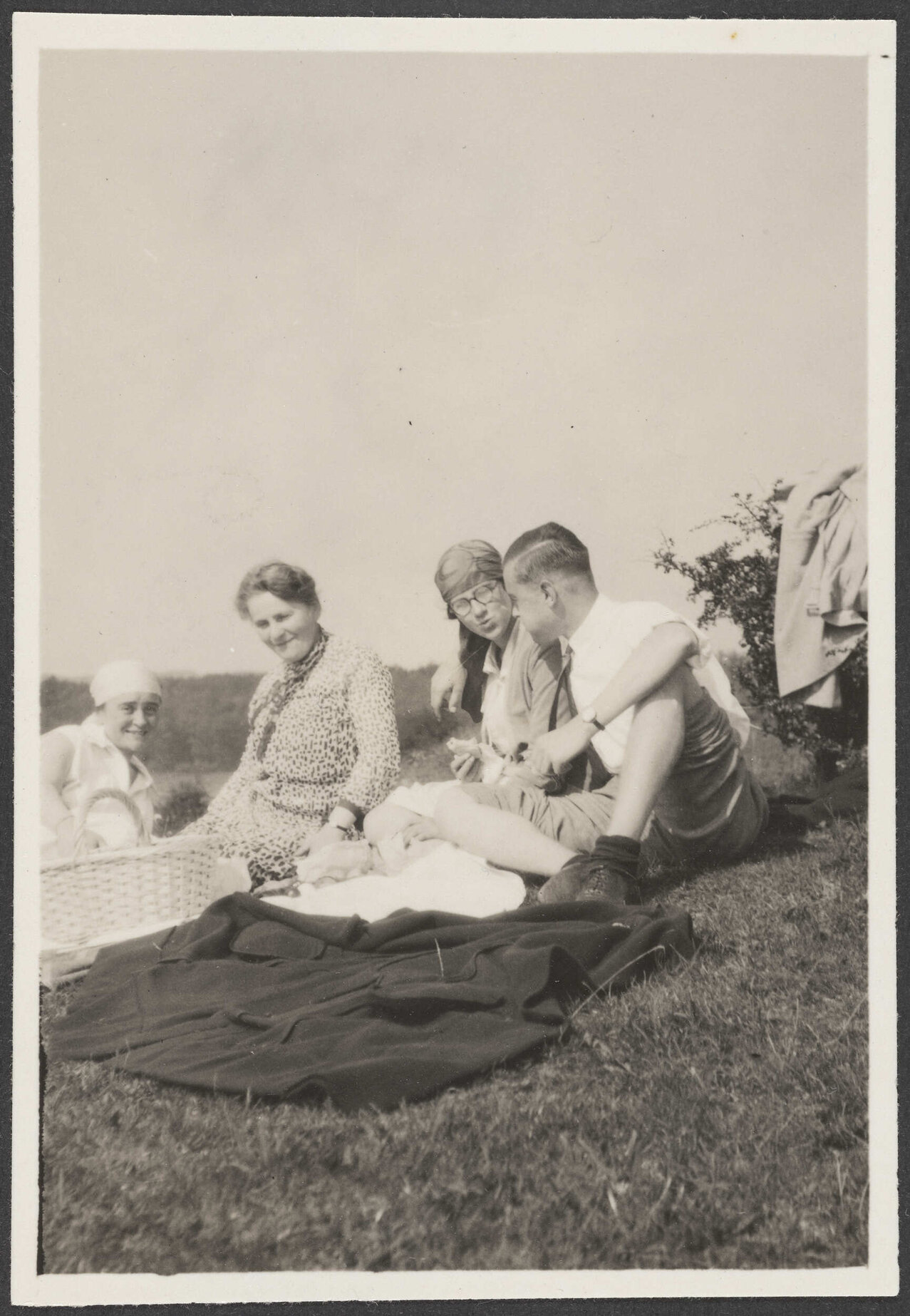 Picnic with Lesley Brasch, two unidentified women, and a man, at Gr&uuml;nthal Hochbr&uuml;cke