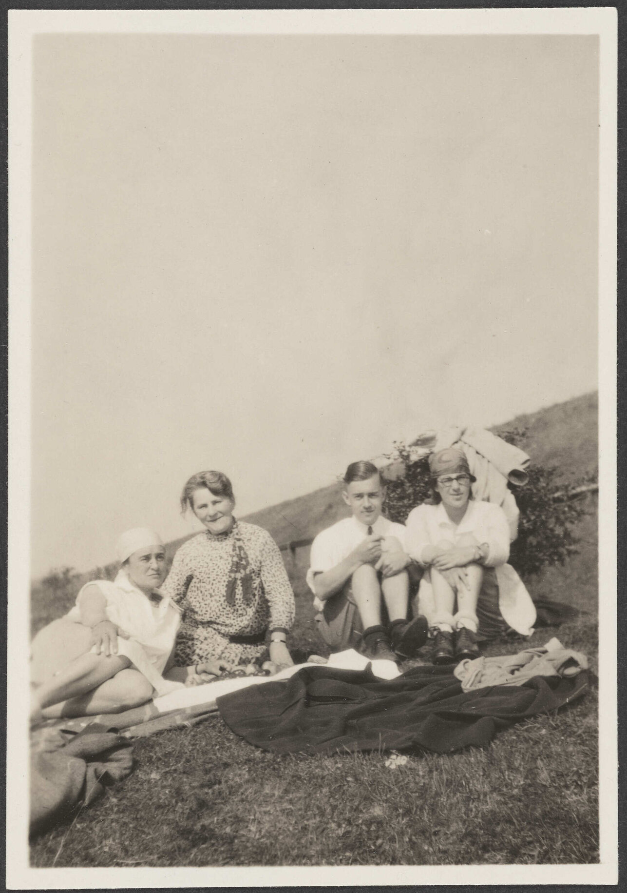 Group having a picnic, Gr&uuml;nthal Hochbr&uuml;cke