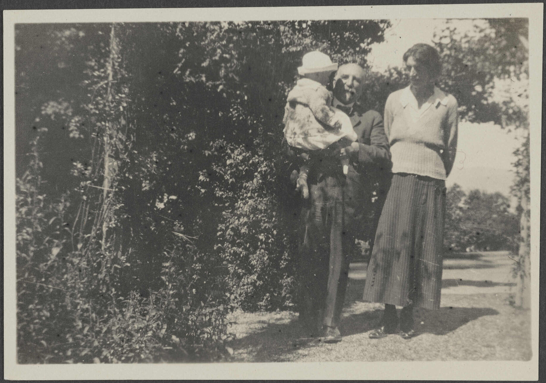 Willi Fels, an unidentified woman and child