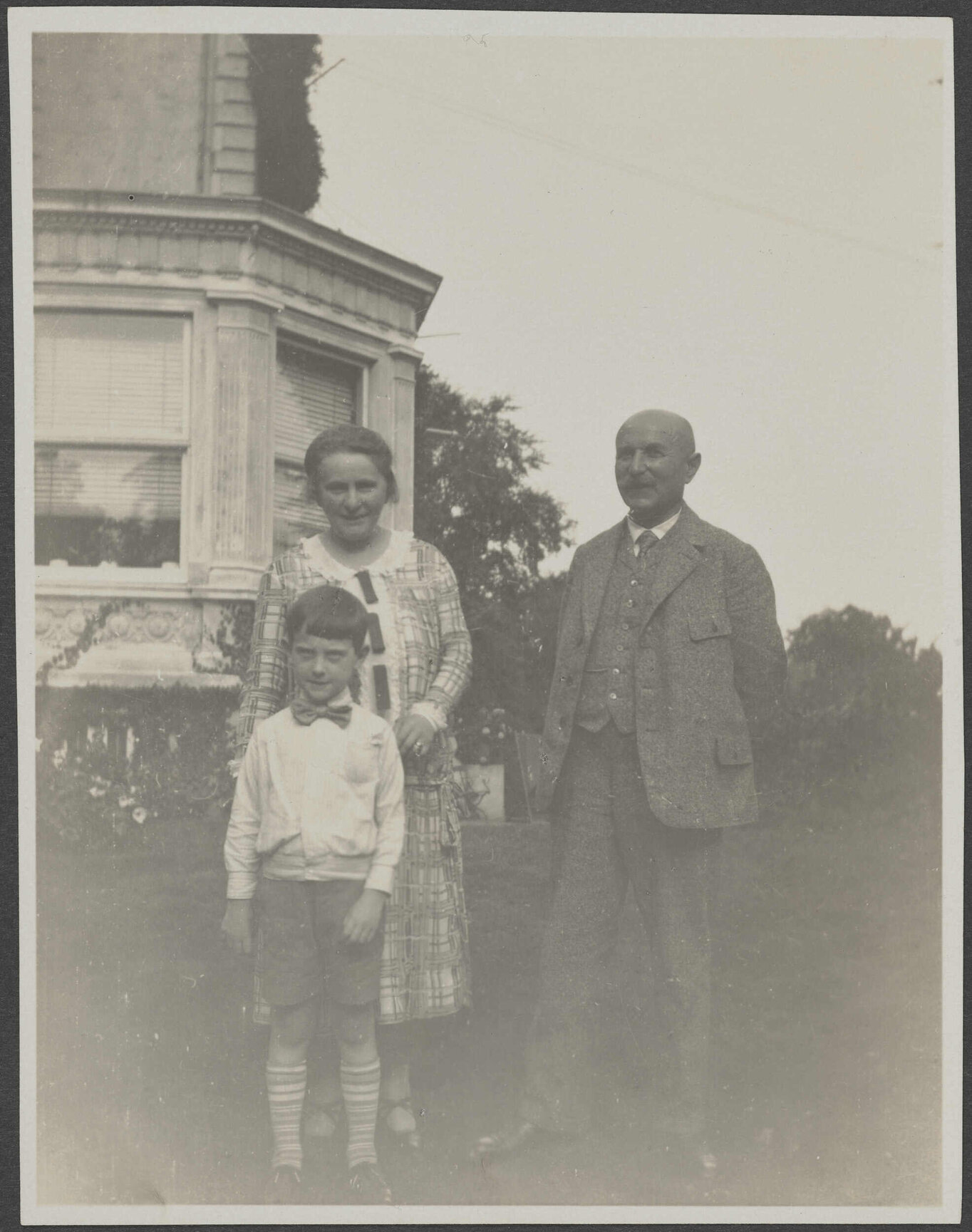 'Aunt Martha, Uncle Richard, Peter. ?Krempe 1928'