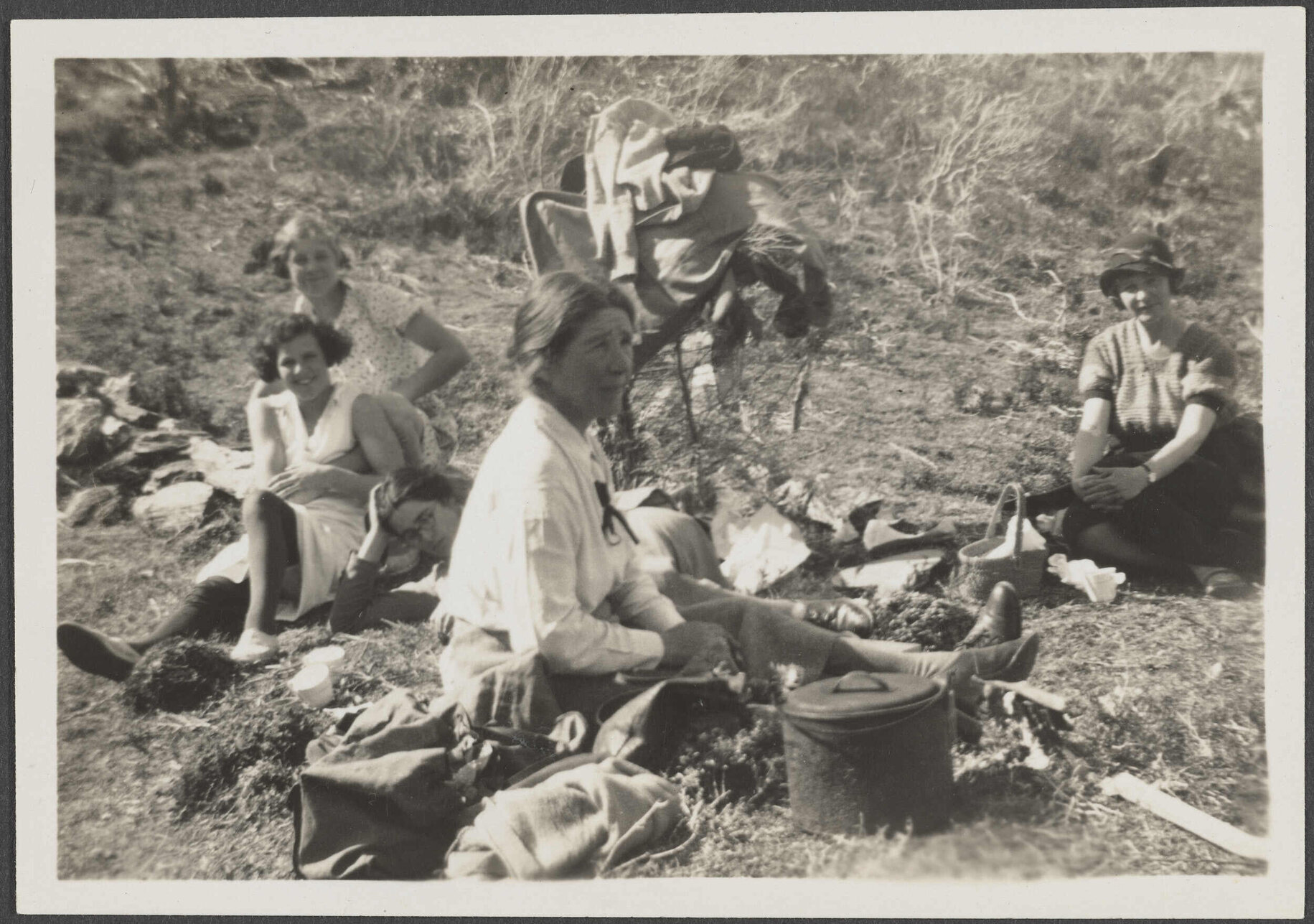 'Mungatua Picnic October 23rd 1933. If you should miss my hat I'm sitting on it'