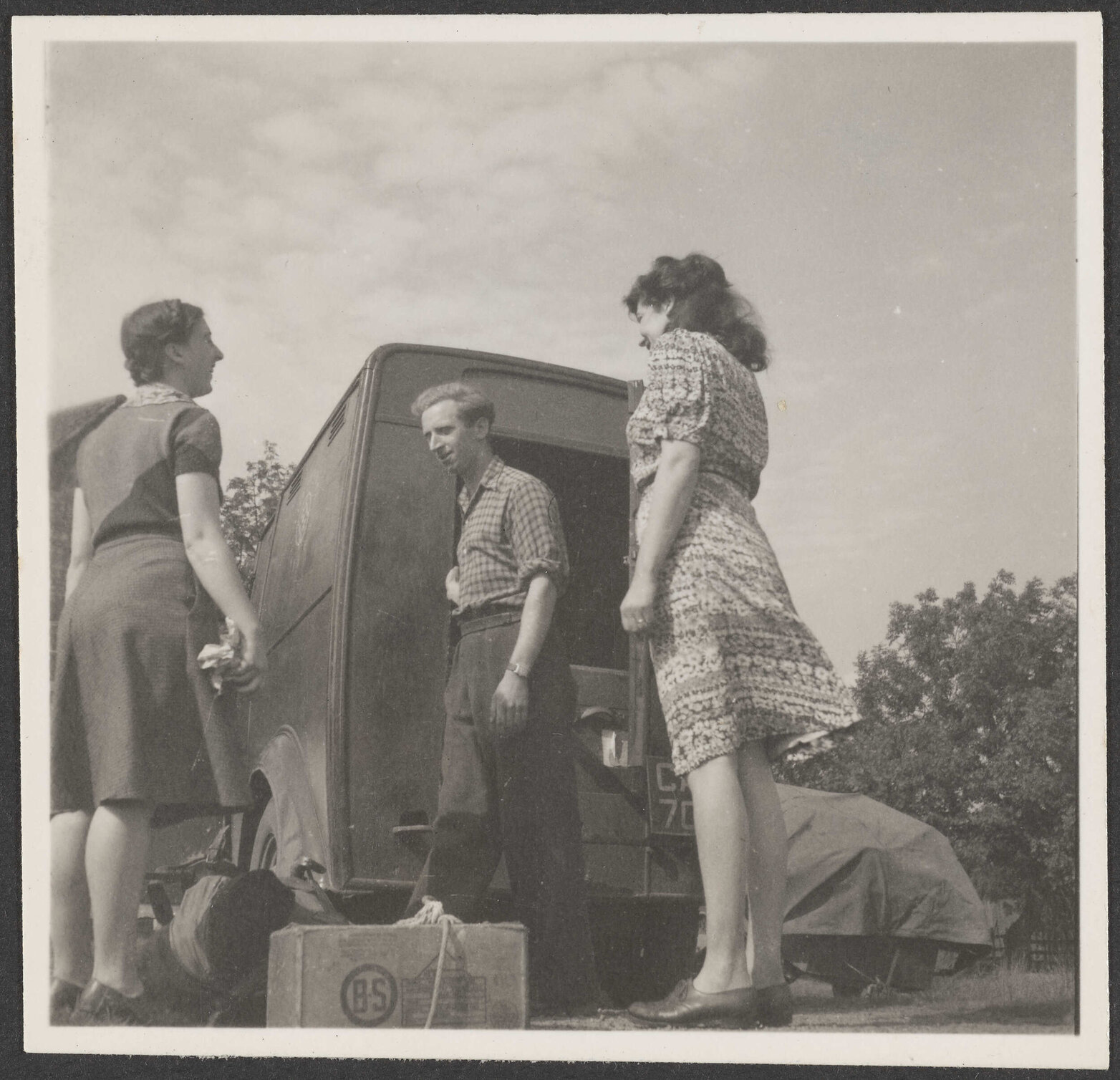 Zita Jenna, Leslie Hardy, Anne Crockett
