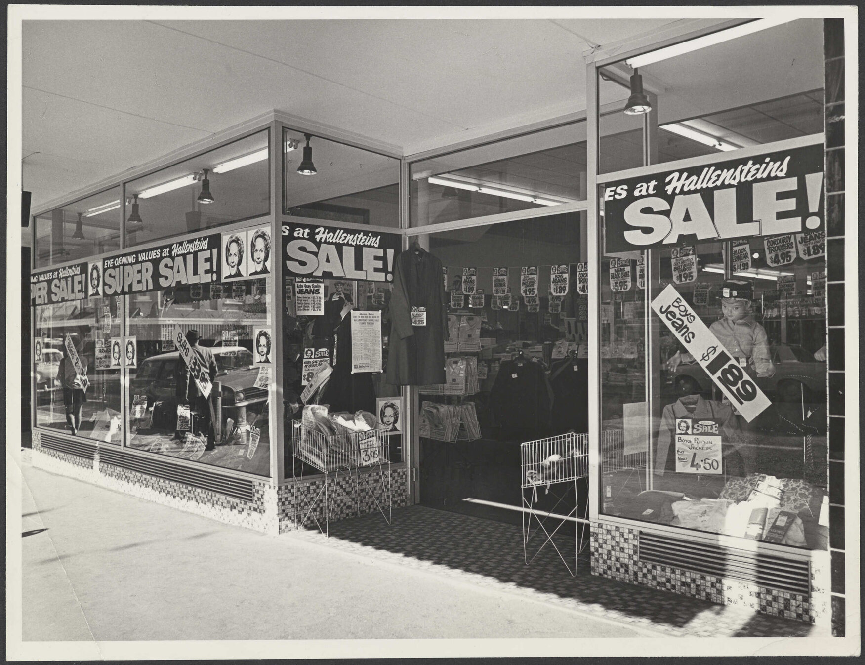 Sale queue at Hallensteins branch premises, Whangārei