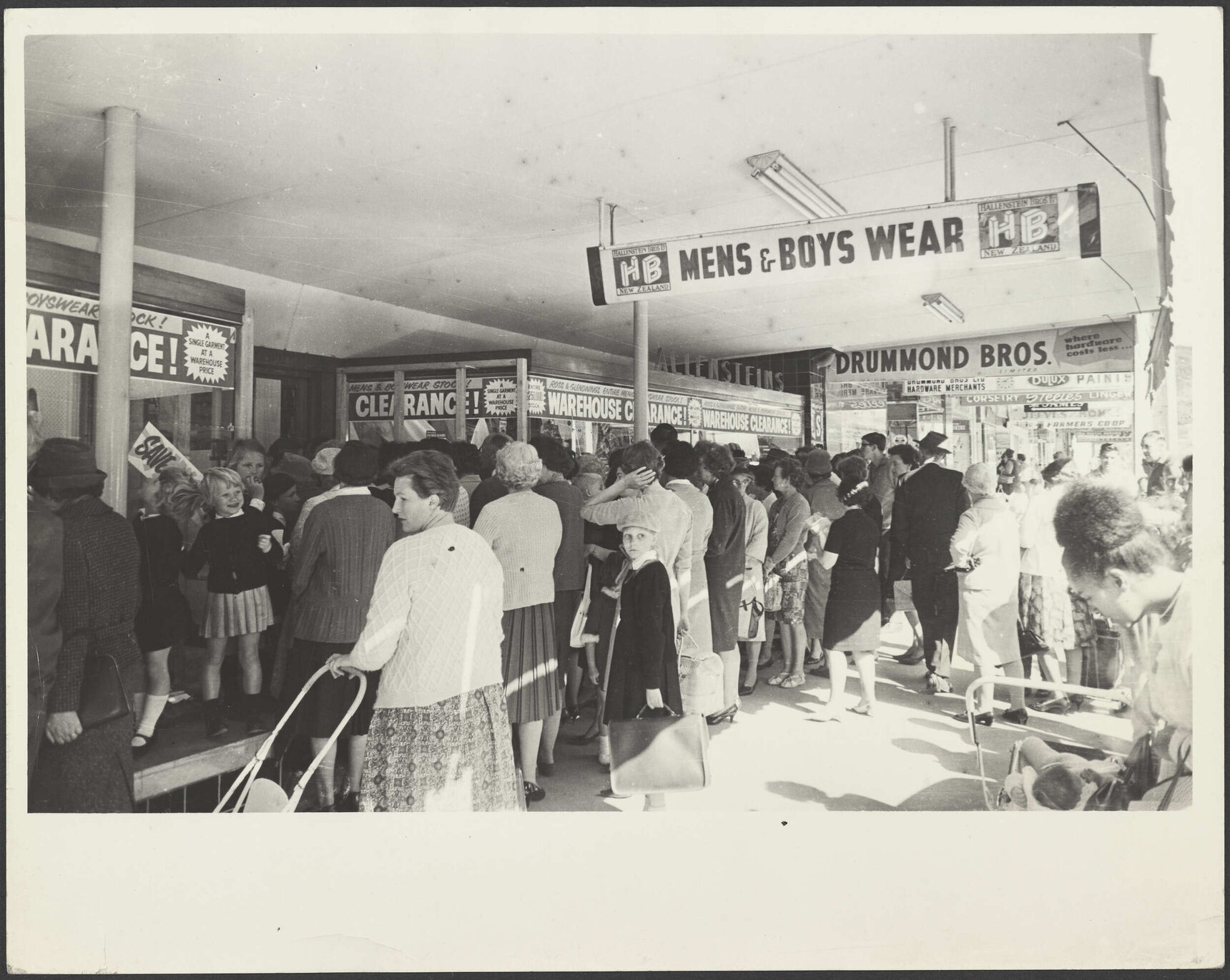 Sale queue outside Hallensteins branch premises, Whangārei