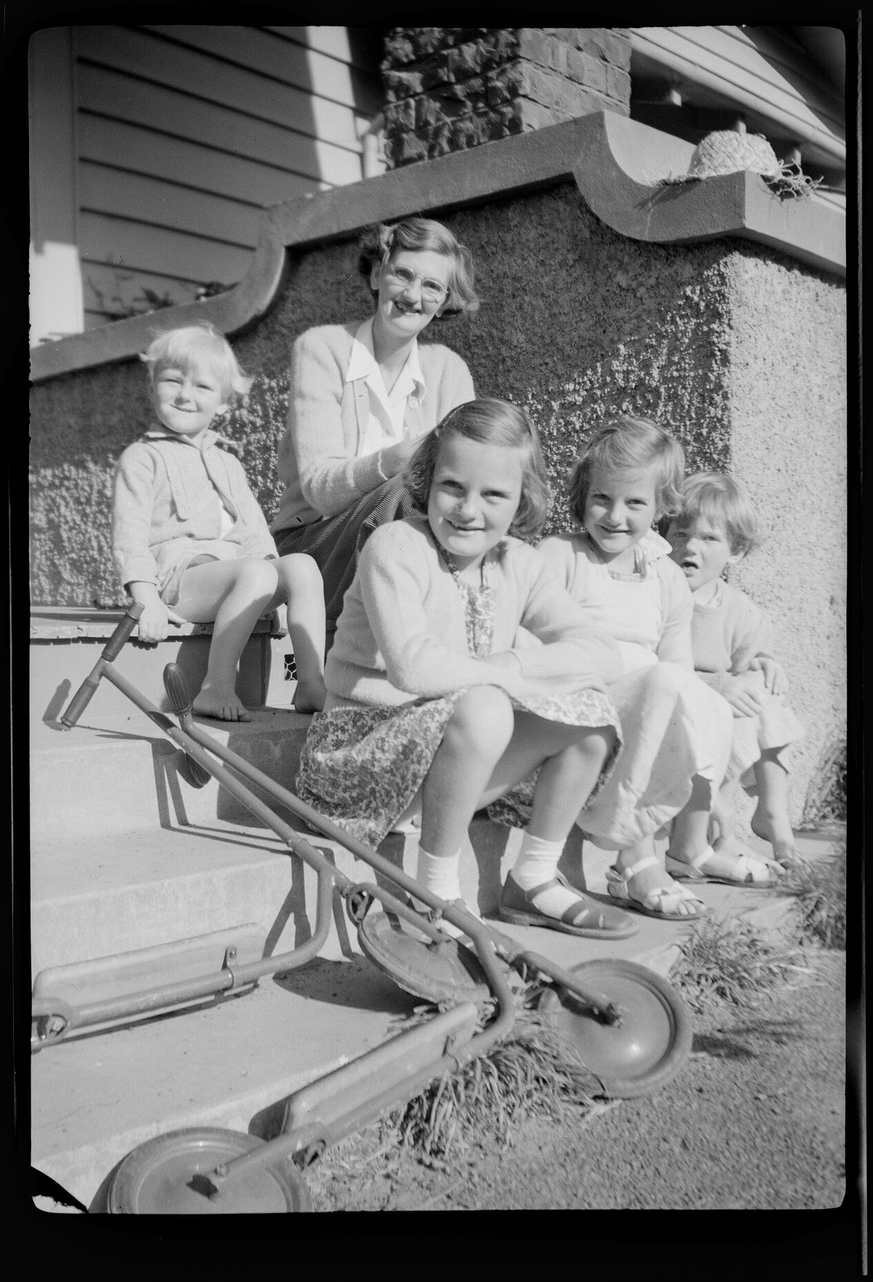 Elizabeth Thompson and her four children