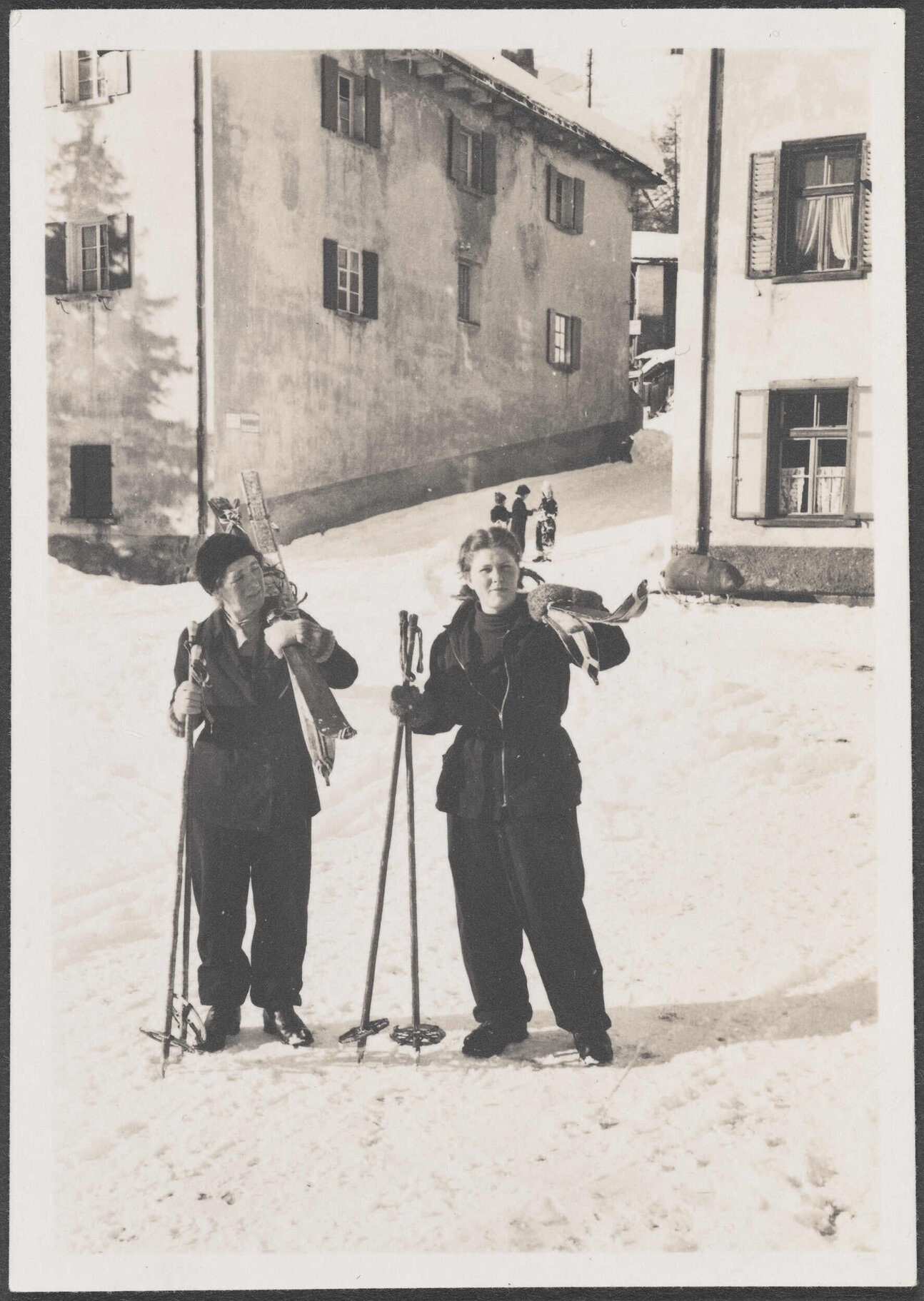 Two women with skis at Splugen