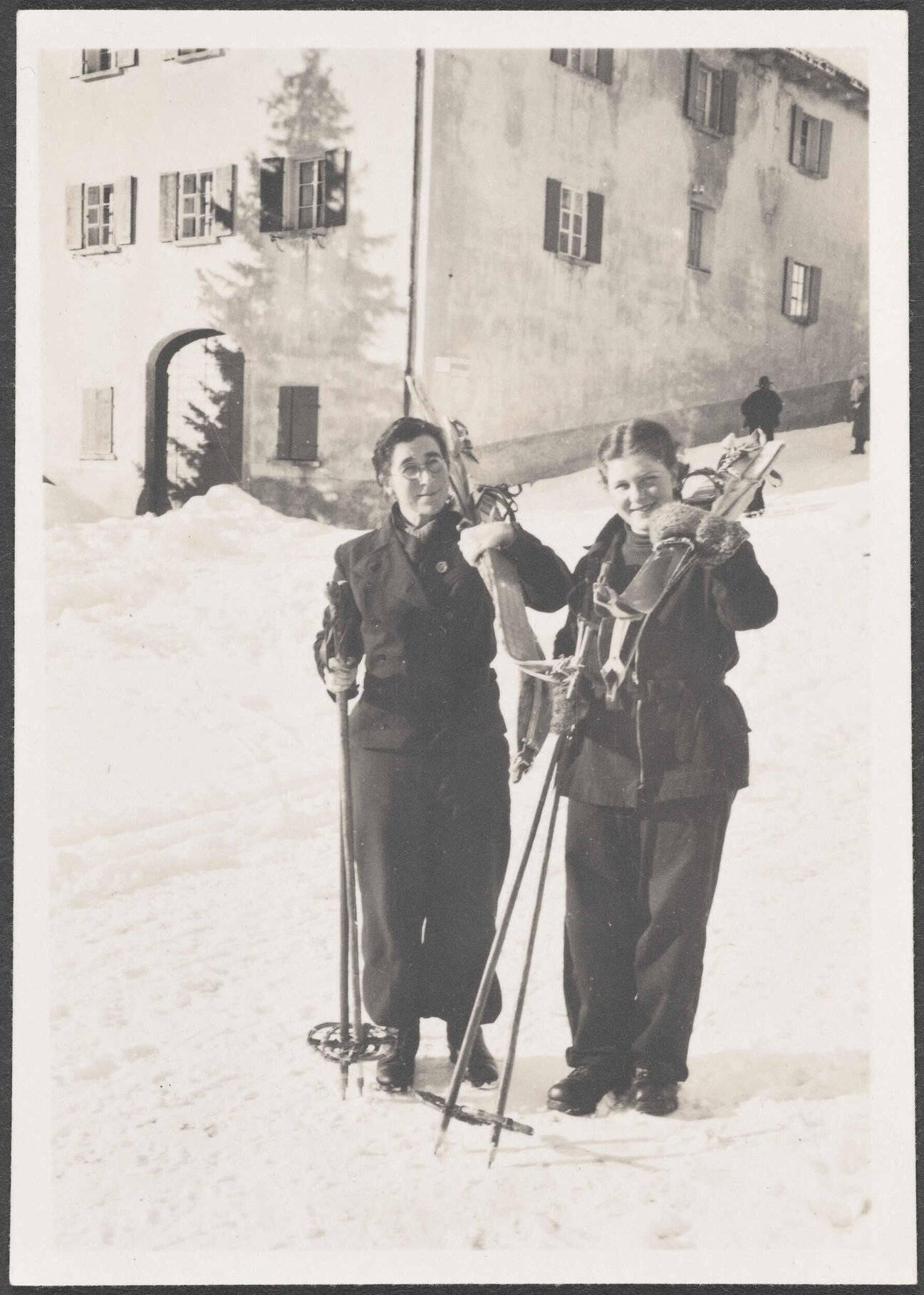 Lesley Brasch and another woman with skis at Splugen