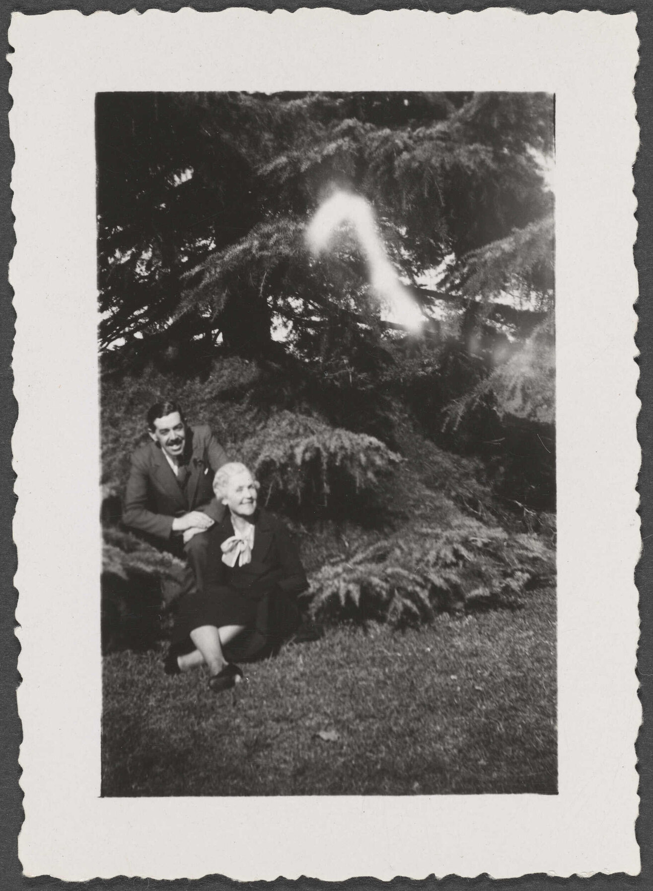 Unknown man and woman in the botanical gardens at Buenos Aires