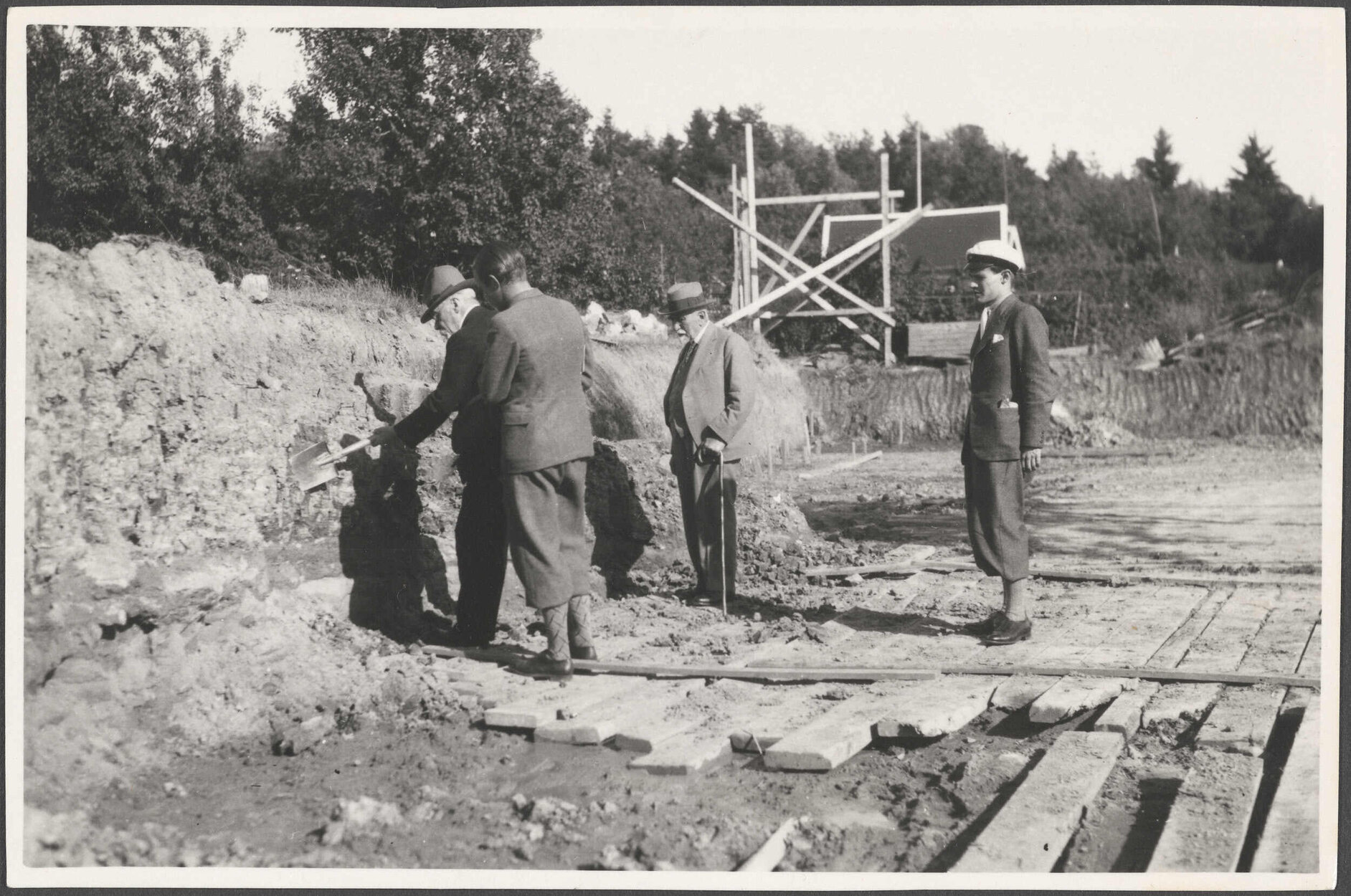 Willi Fels, G. DeGeer, Jan DeGeer and Rolf DeGeer cleansing a clay wall