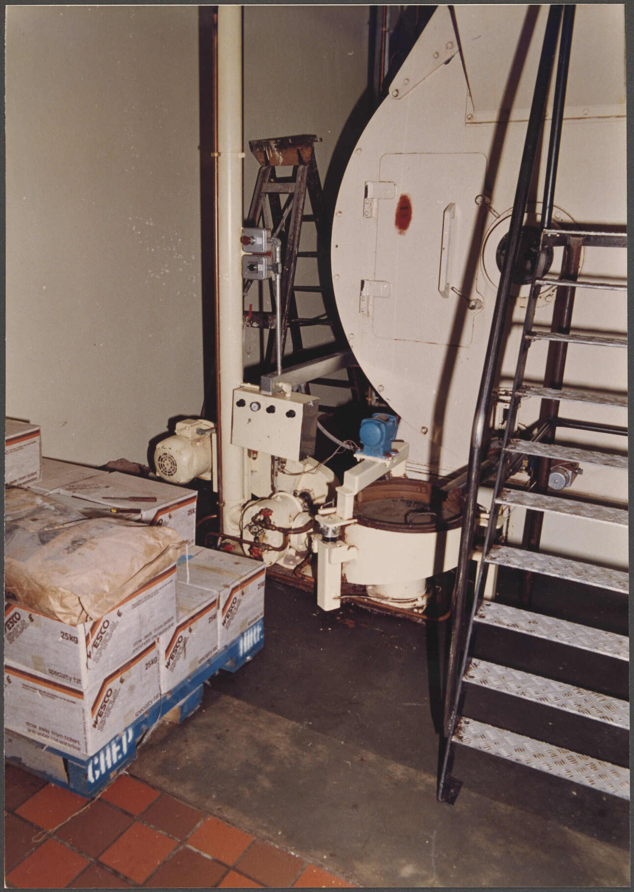 McIntyre Machine. Outlet sieve and pump.