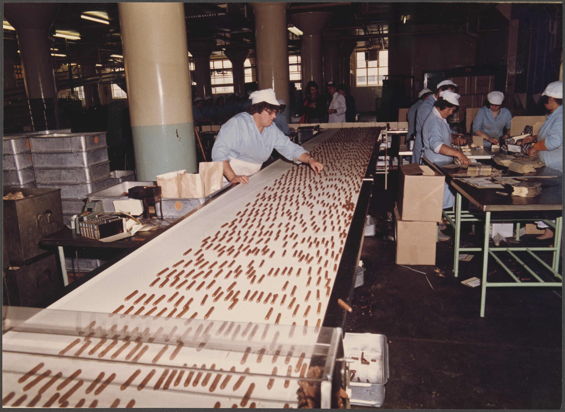 Finger Biscuits. Biscuits leaving tunnel cooler.
