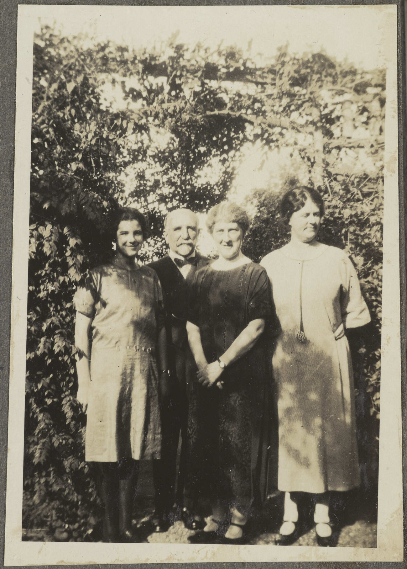 Lesley Brasch, Willi Fels and two unidentified women