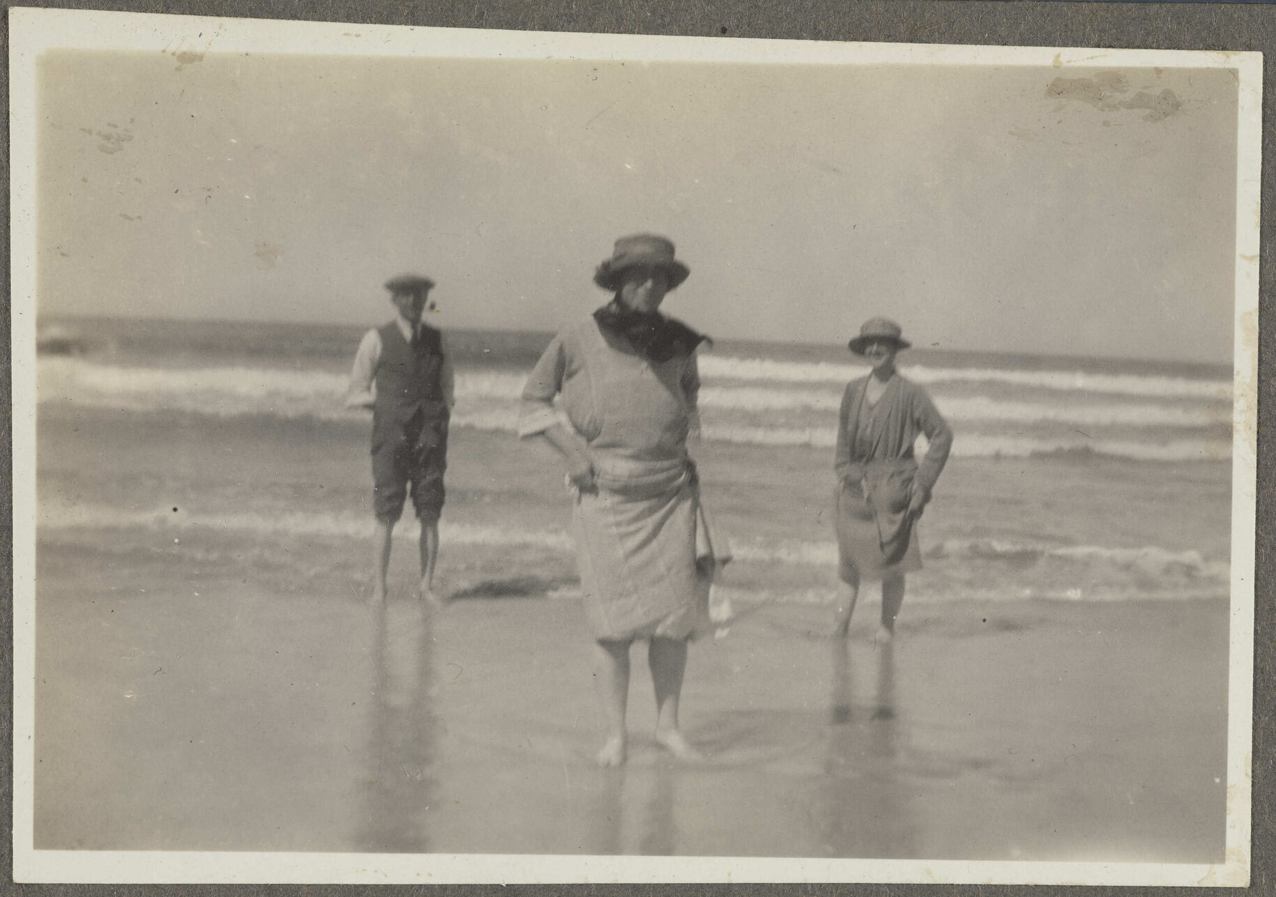 [Hyam Brasch] and two unidentified women at beach
